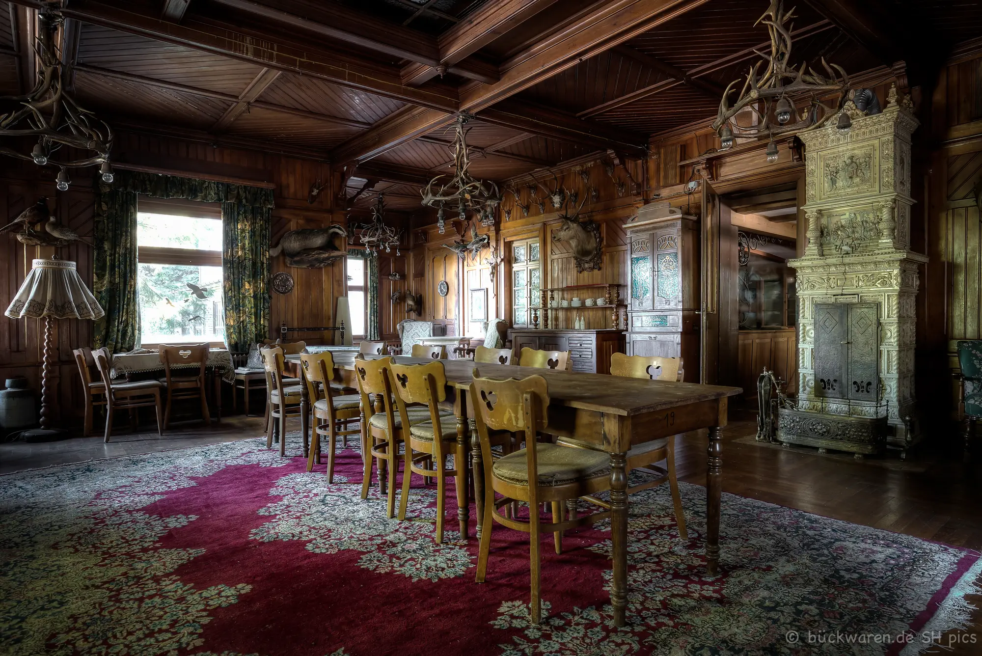 Speisesaal mit Geweihbeleuchtung. Der Kachelofen blieb kalt.