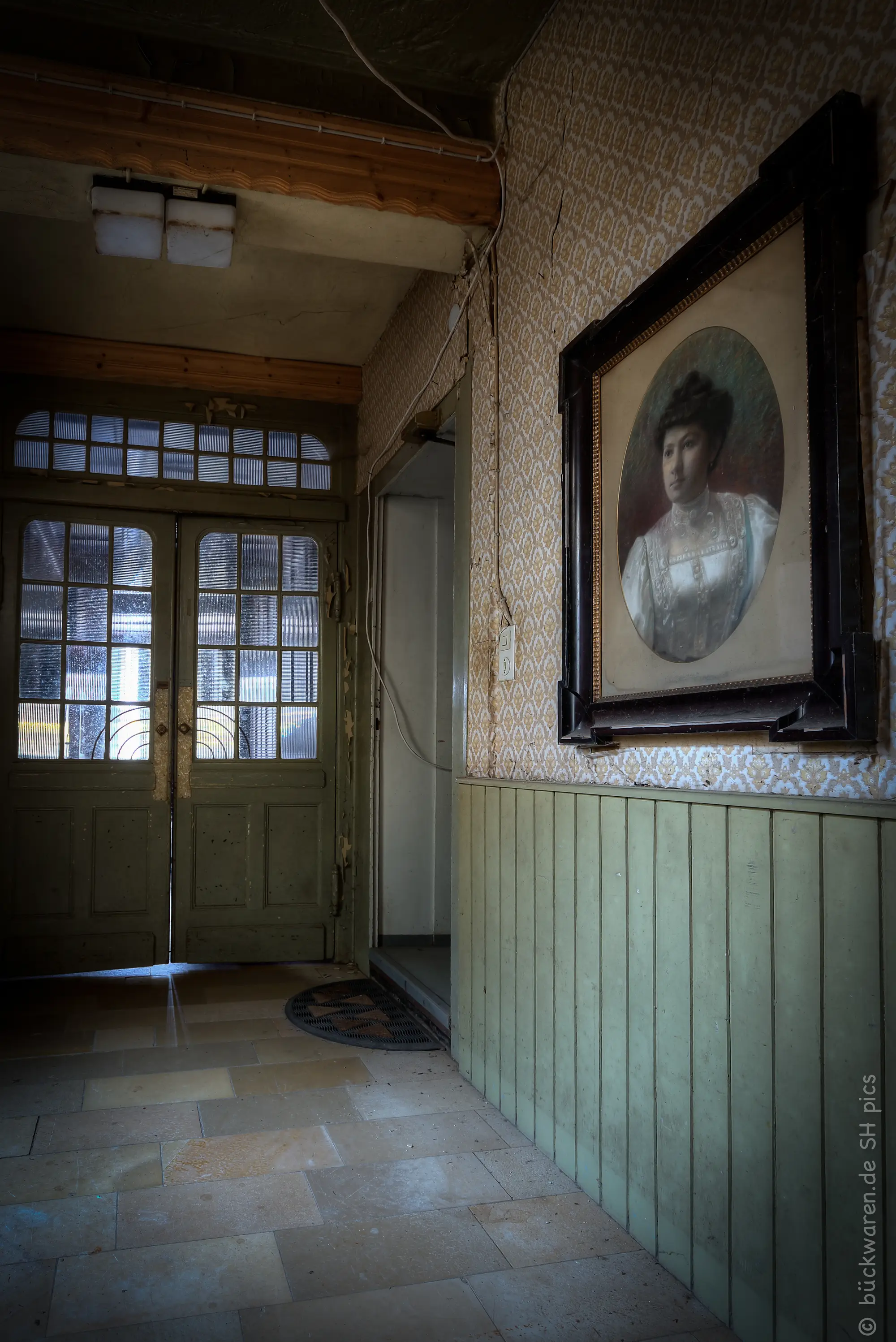 Die Dame des Hauses grüßt am Eingang.
