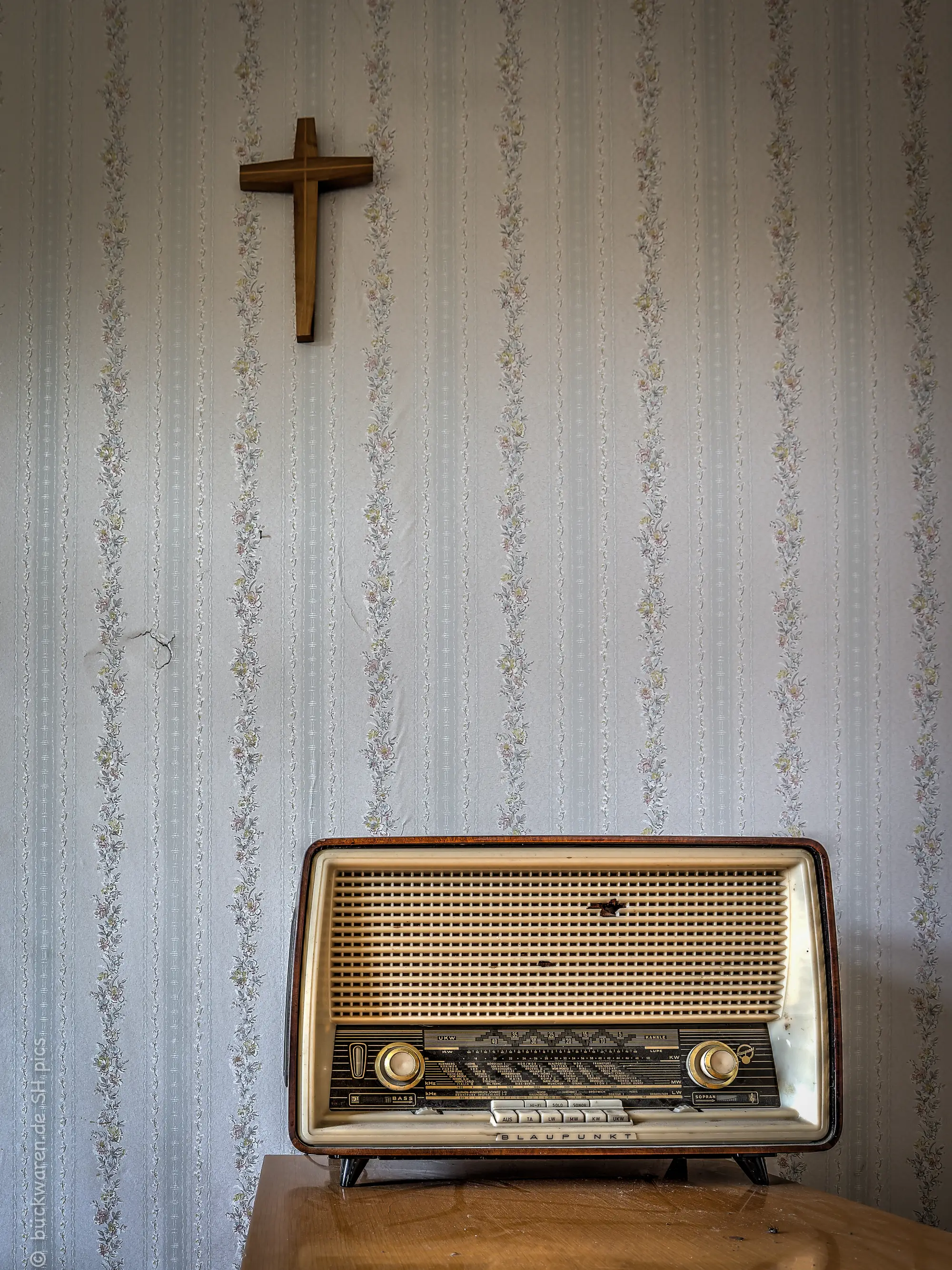 Blaupunkt unterm Kreuz. Beide schweigen.