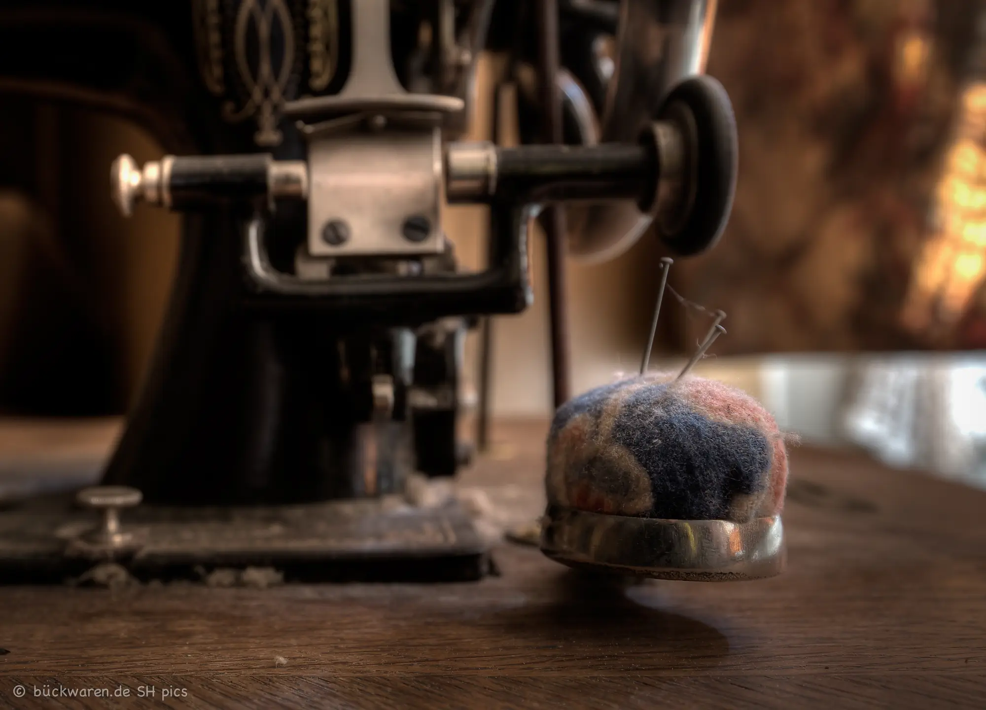 Nähmaschine mit Nadelkissen. Mitten im Stich unterbrochen.