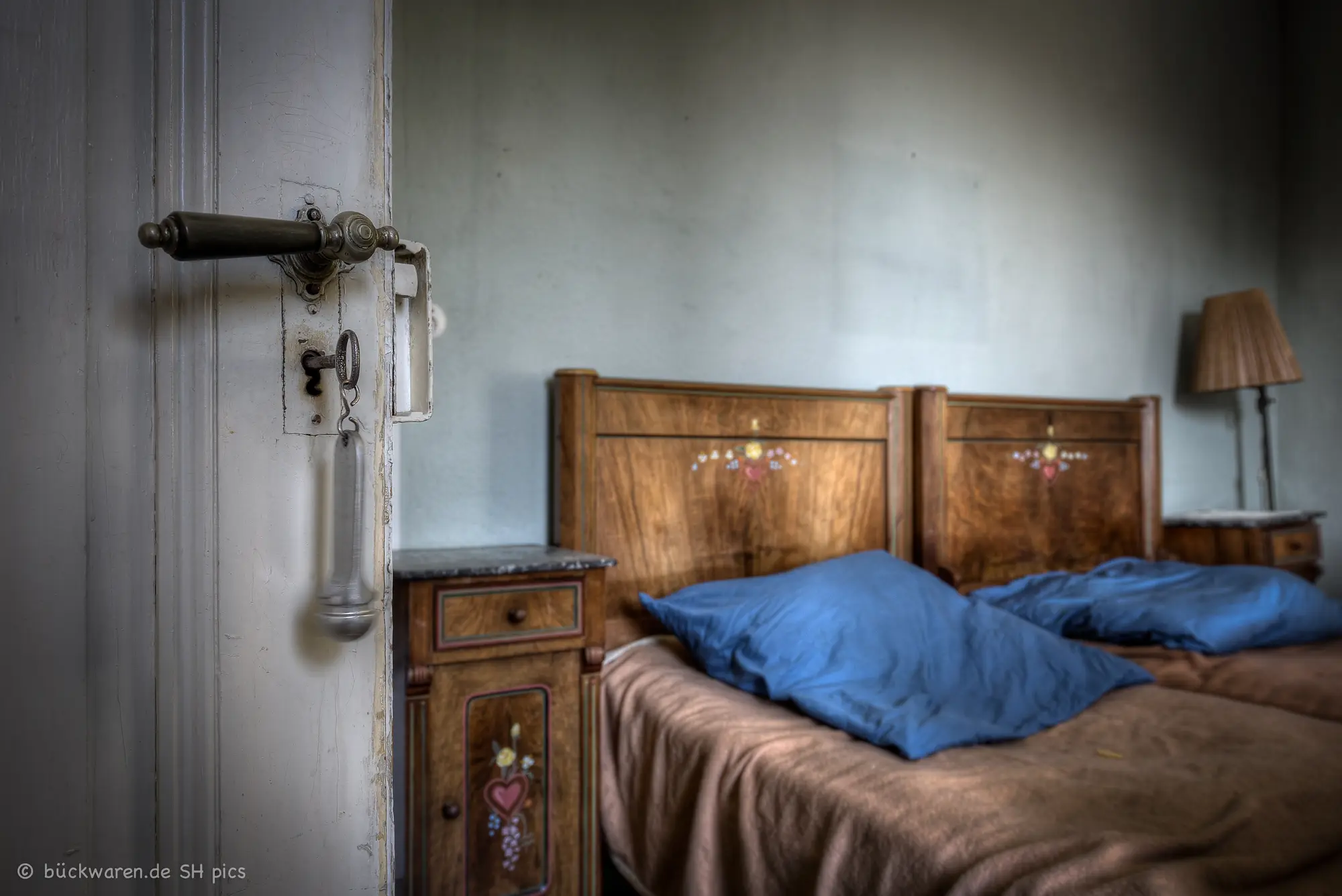 Zimmer mit gemachten Betten. Die Gäste fehlen.