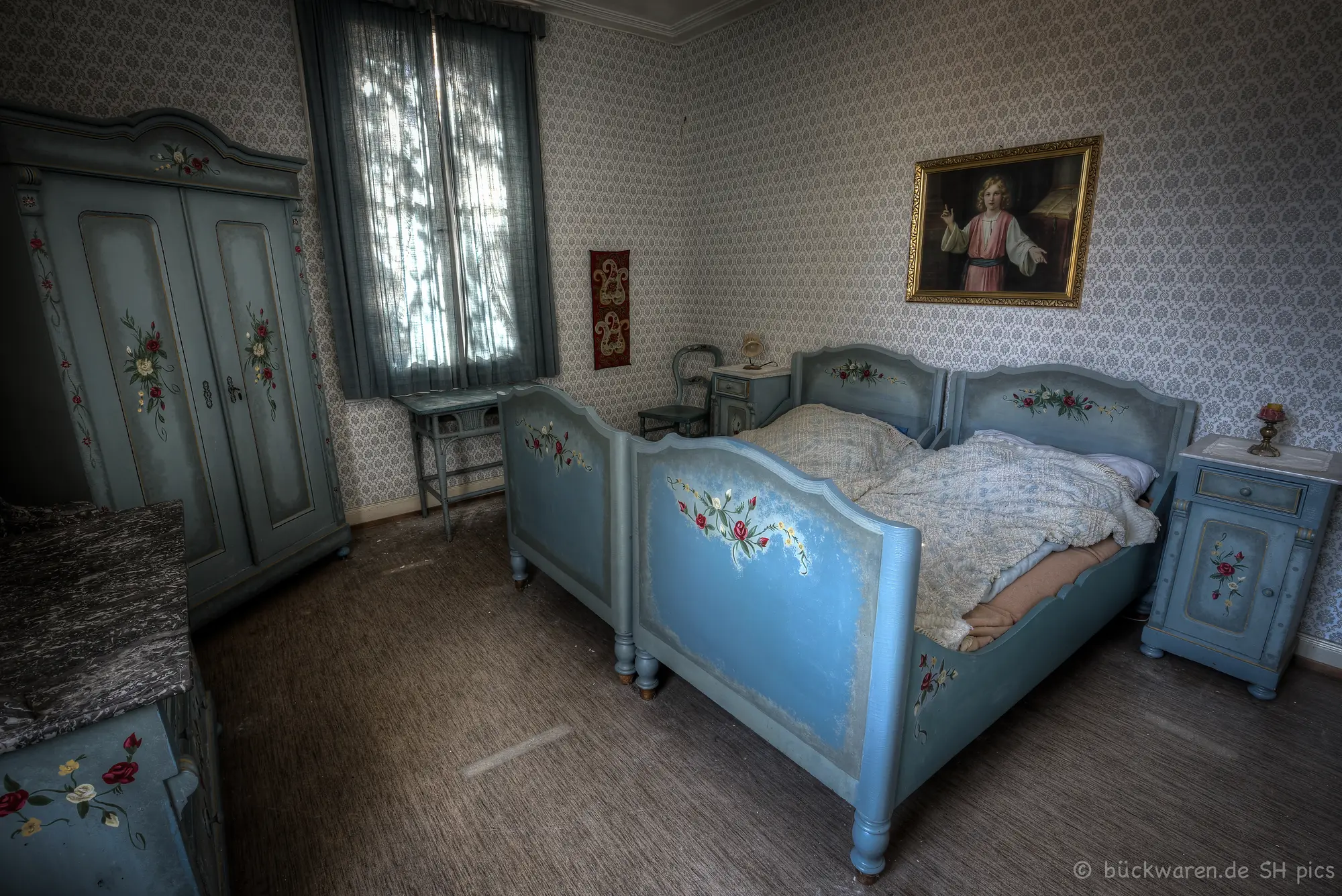 Das blaue Zimmer. Gemacht und gesegnet.