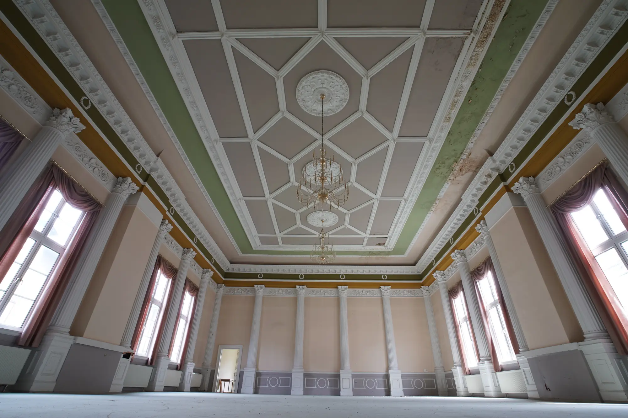 Festsaal. Die Vorhänge hängen noch.