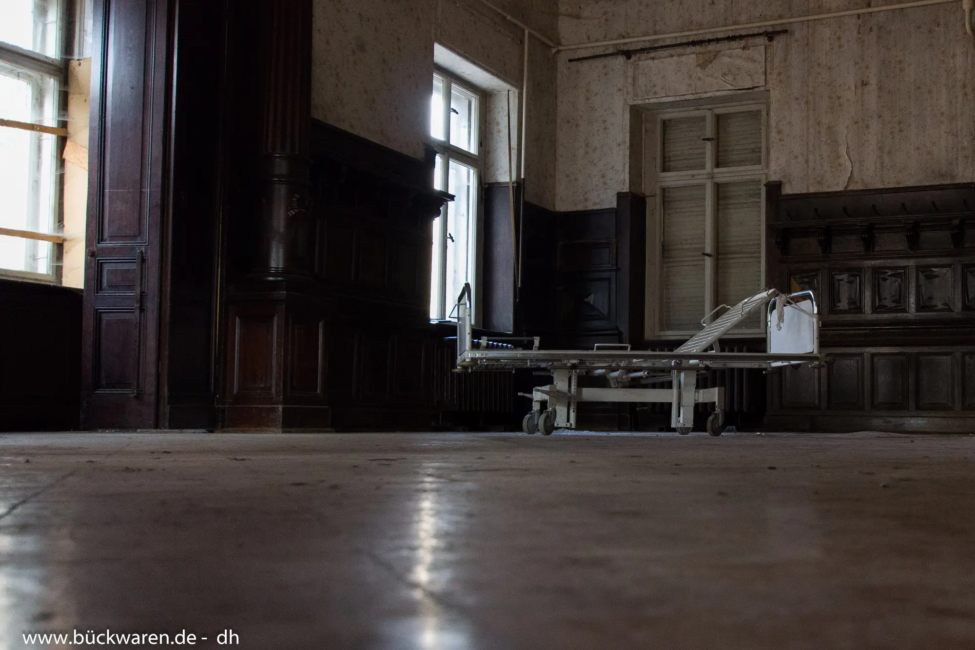Das Bett steht mitten im Saal.