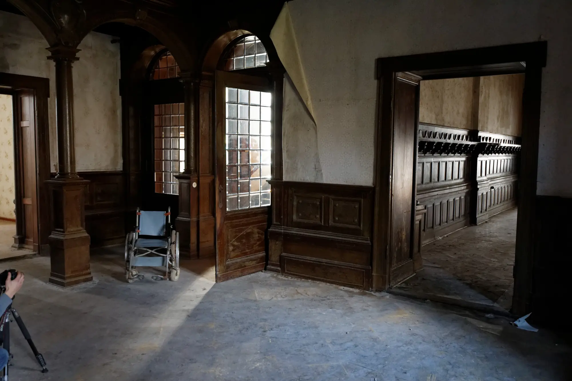 Ein Zimmer weiter der nächste. Nebenan stehen die Fächer, alle offen.
