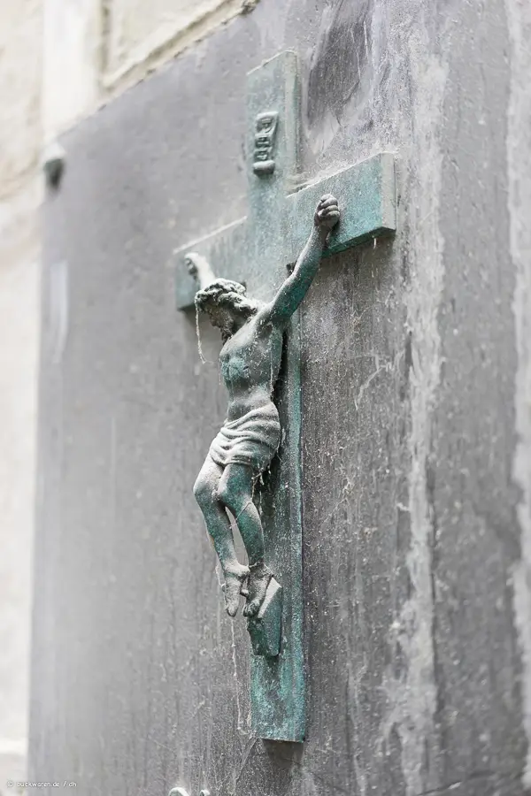 Das Kreuz hängt schief, aber es hängt.