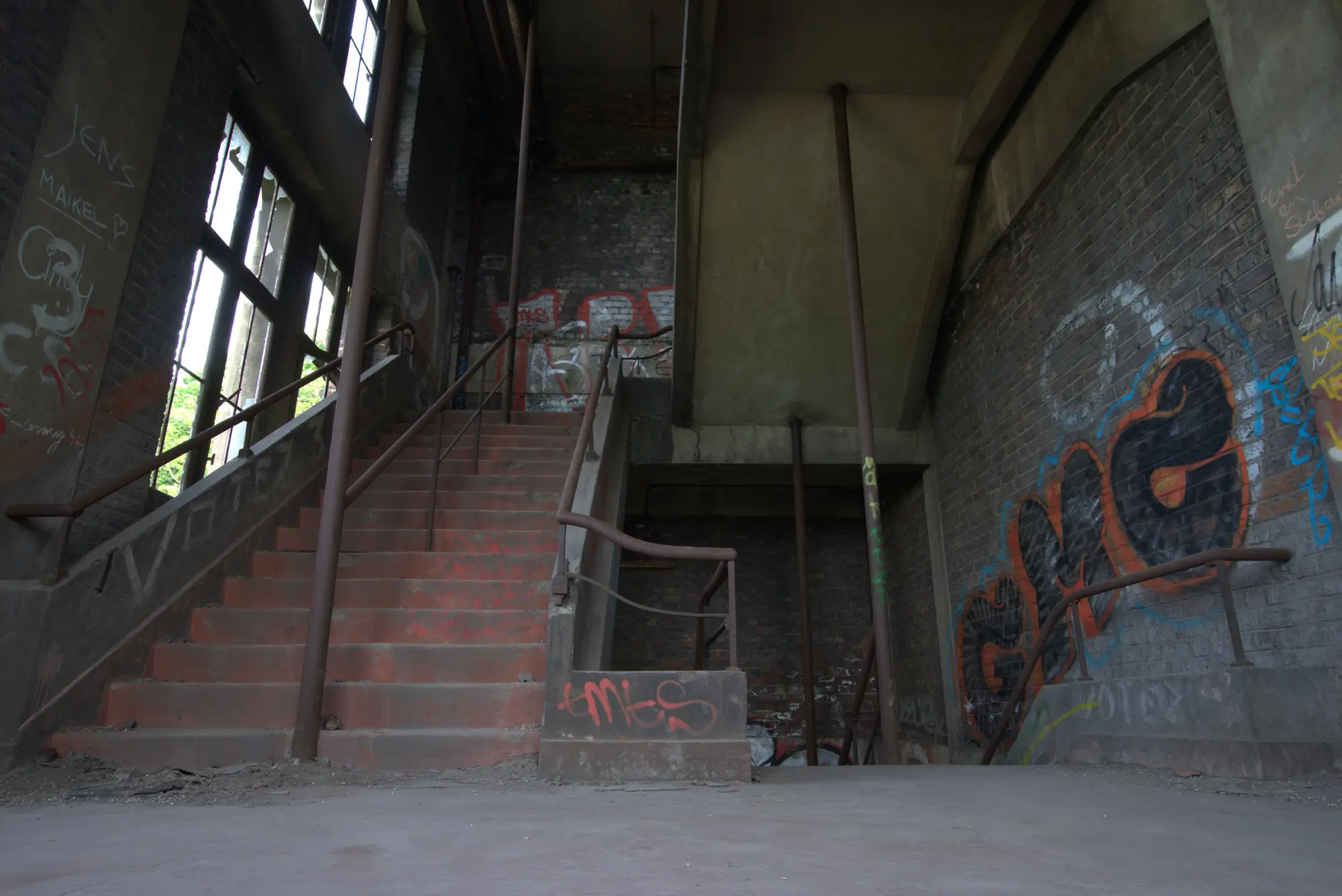 Das Treppenhaus ist der bunteste Raum im ganzen Werk.