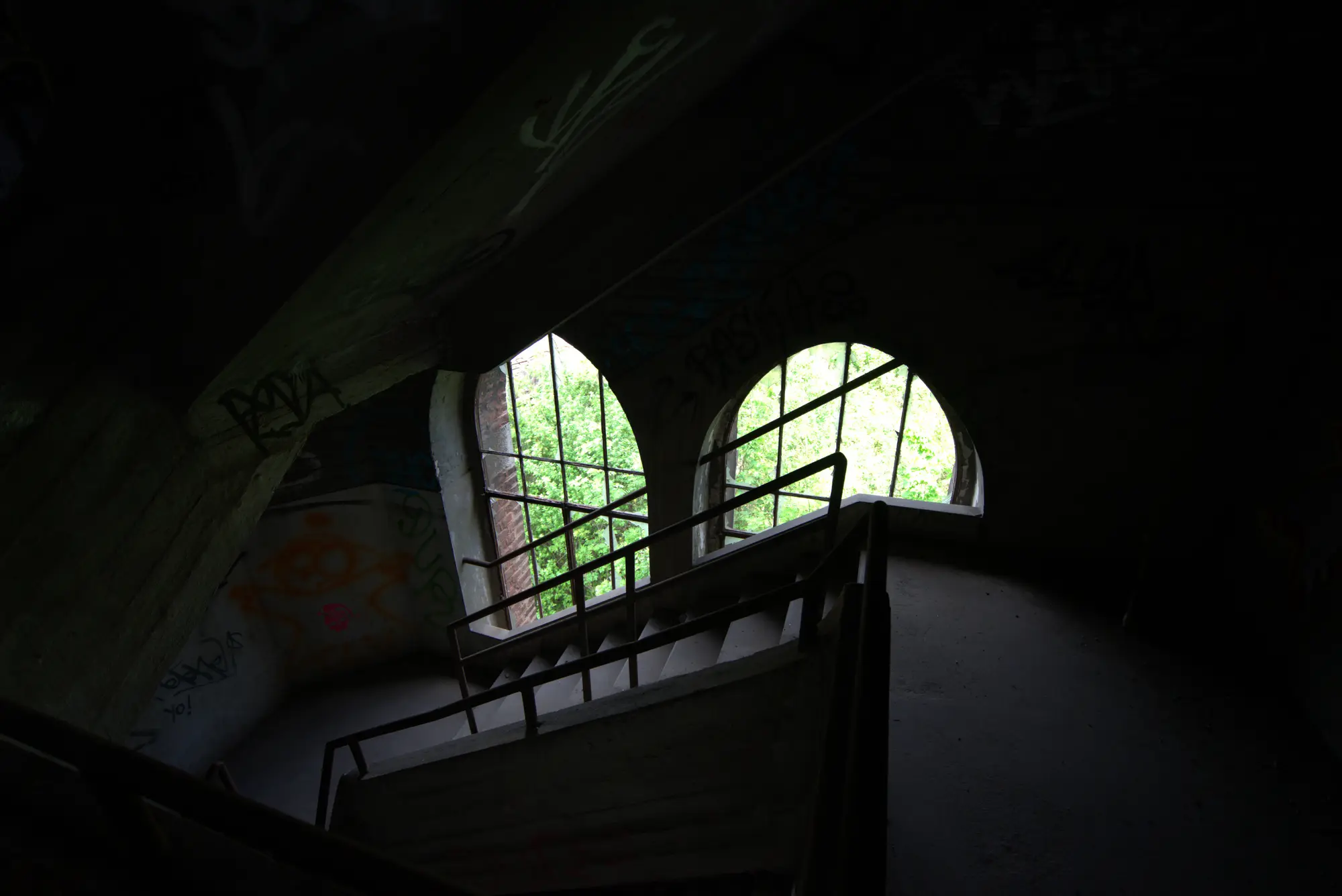 Gegenlicht im Treppenhaus. Draußen steht längst Wald.