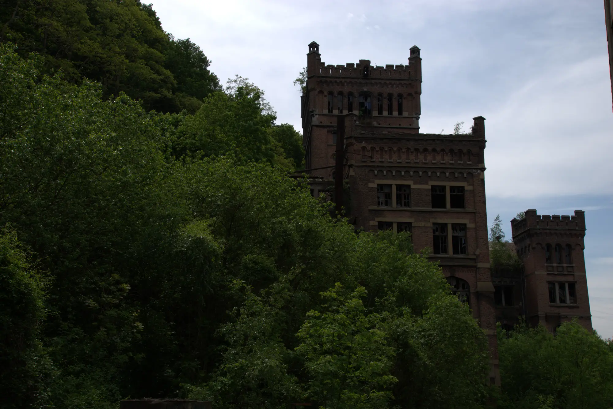 Von unten sieht es aus wie eine Burg. Es war ein Kraftwerk.