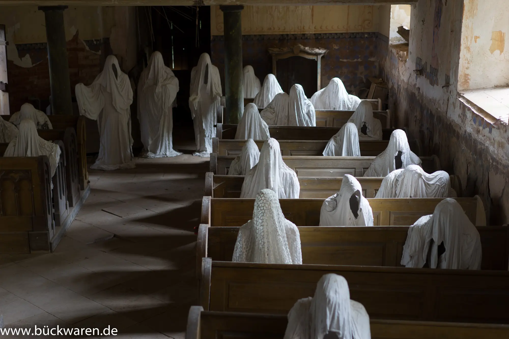 Volle Reihen bis zum Altar.