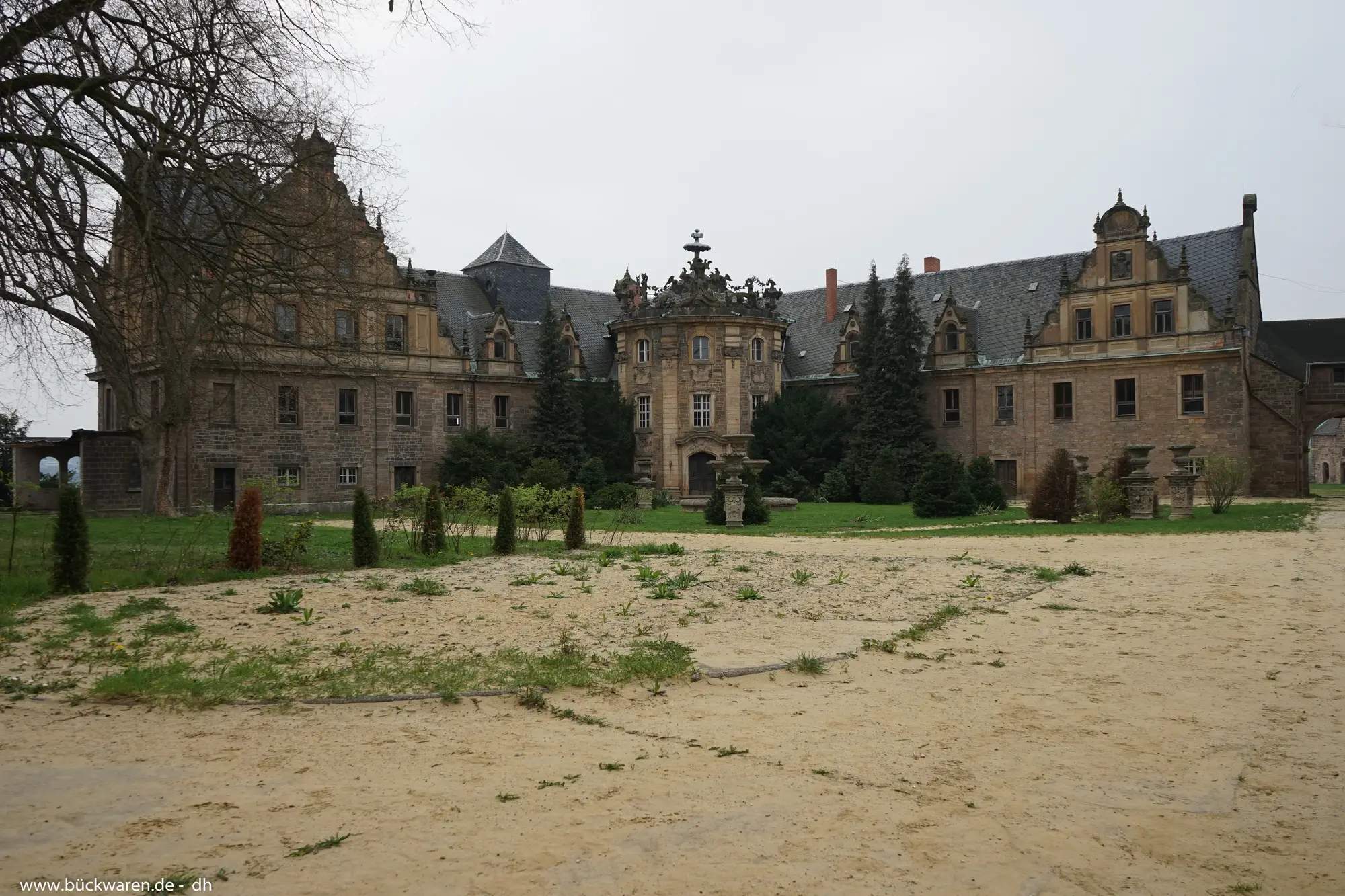 Das Schloss. Die Auffahrt ist frisch gesandet, sonst ist nichts frisch.