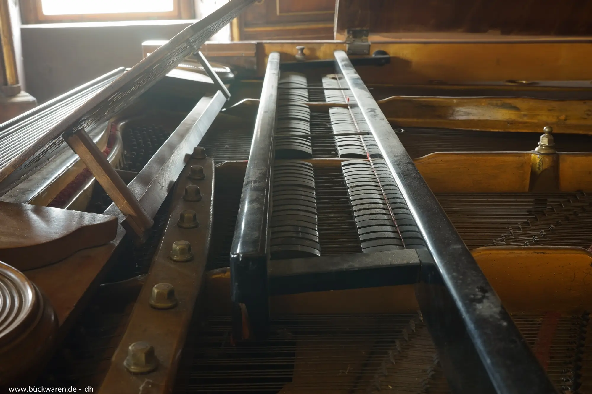 Innenleben. Die Mechanik liegt offen.