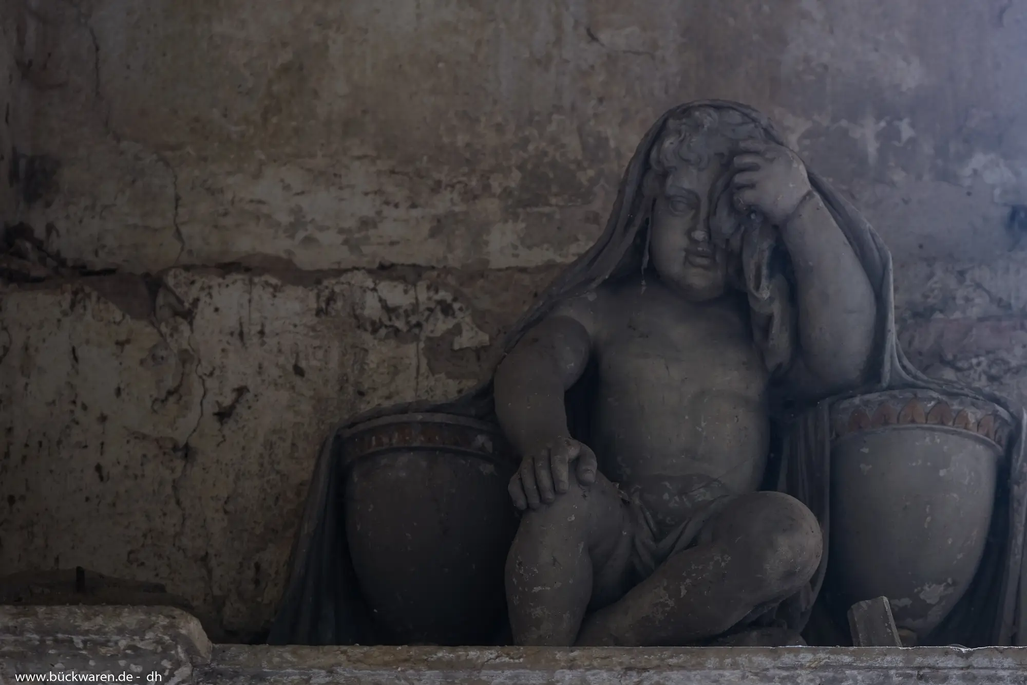 Der Putto stützt den Kopf. Verständlich.