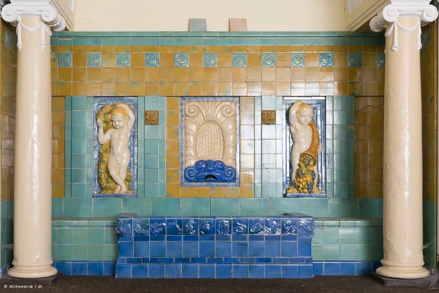Der Brunnen aus Kacheln. Blau war Programm.