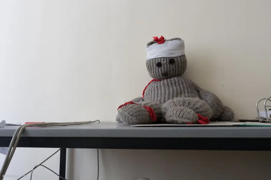 Der Teddy trägt Verband. Erste Hilfe war schon da.