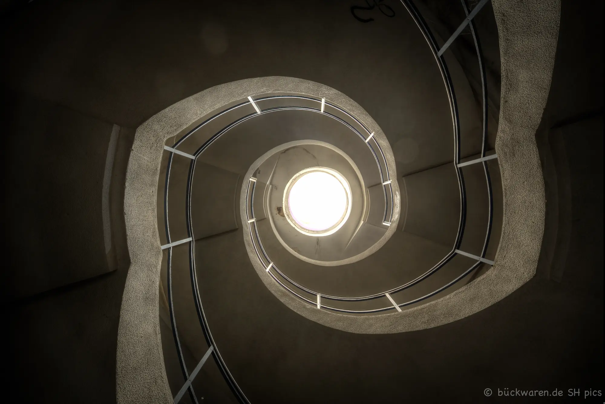 Die Treppe dreht sich ins Licht.