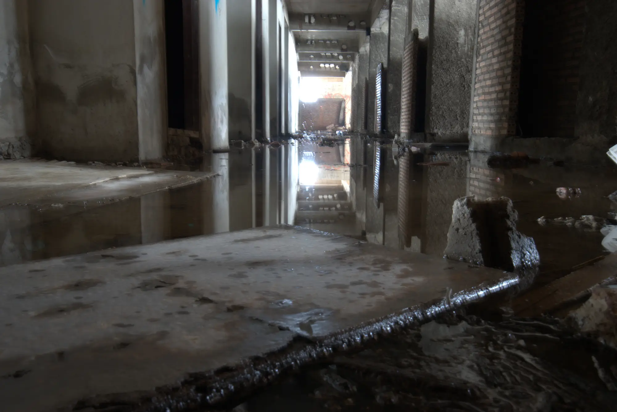 Erdgeschoss unter Wasser. Spiegelt ganz ordentlich.