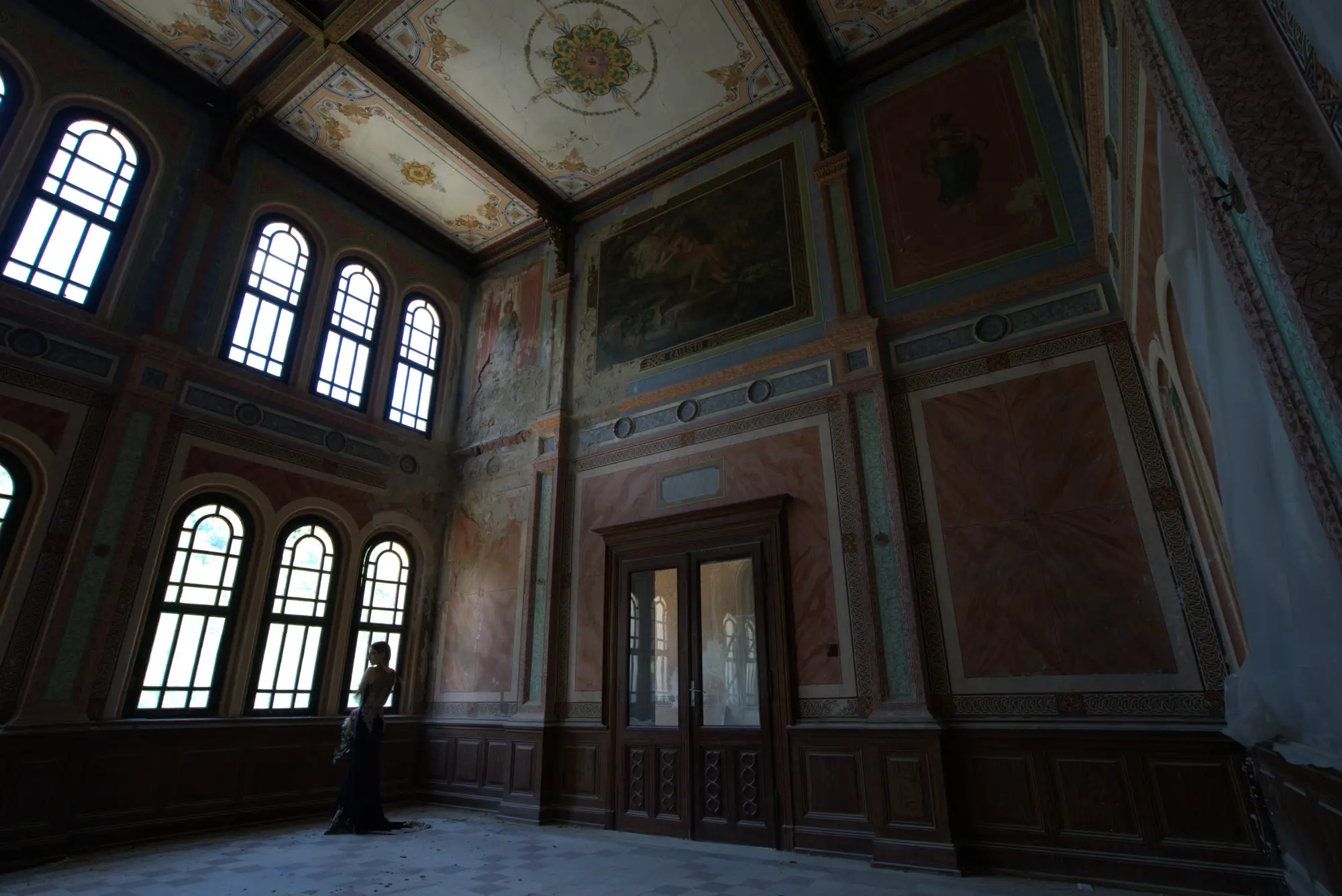 Der Saal mit den Deckenbildern. Links unten steht sie.