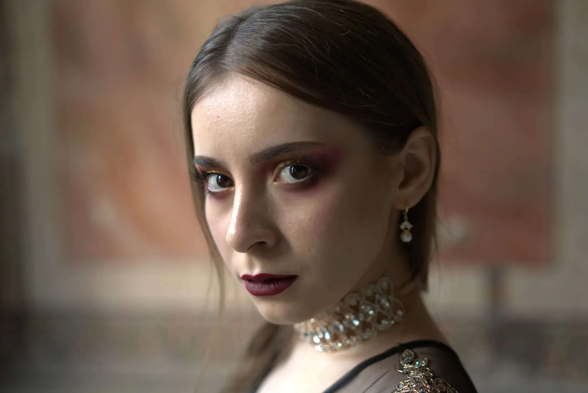 Näher. Der Schmuck ist geliehen, der Blick nicht.