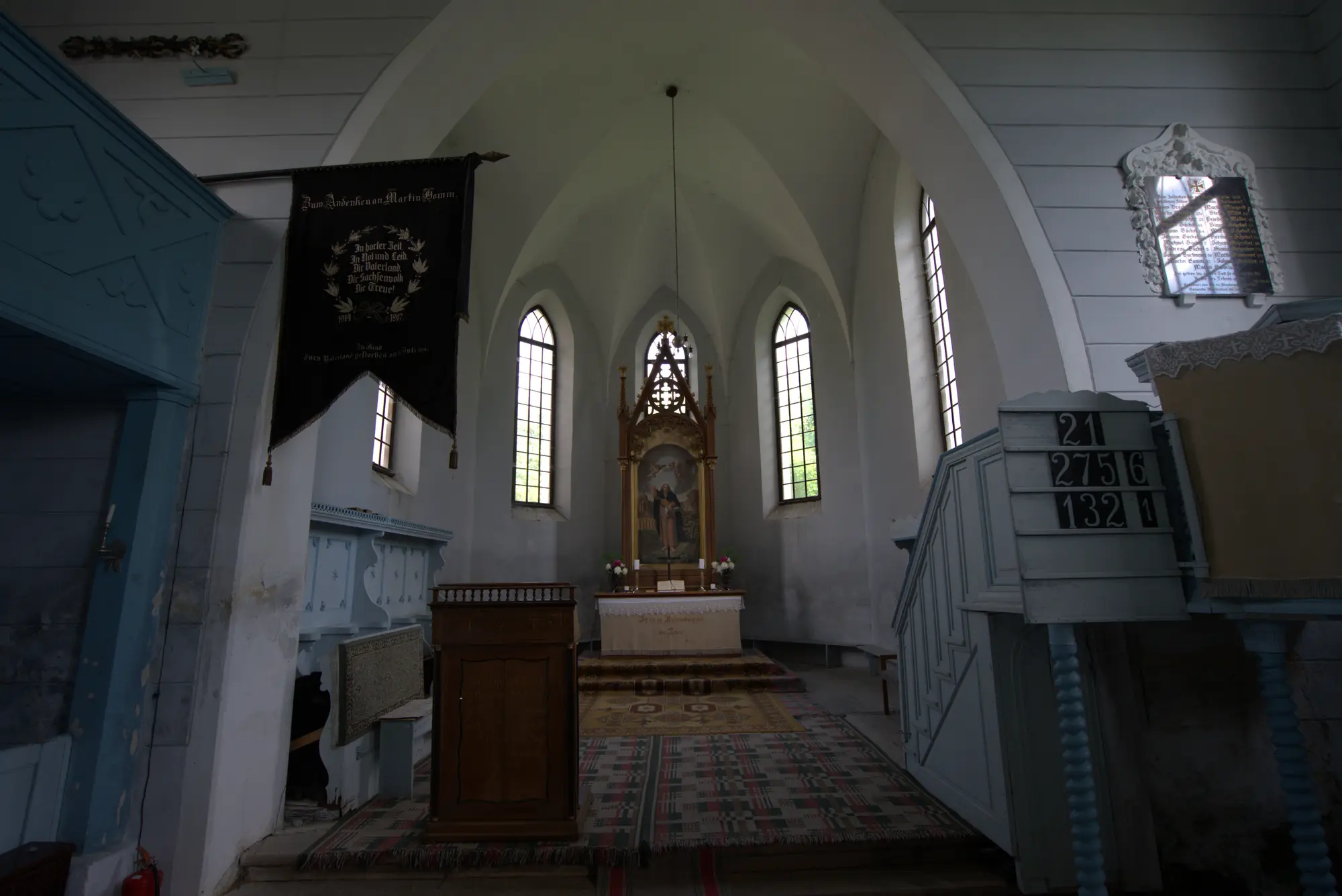 Eine Dorfkirche, offen. Die Fahne hängt noch am Gestänge.