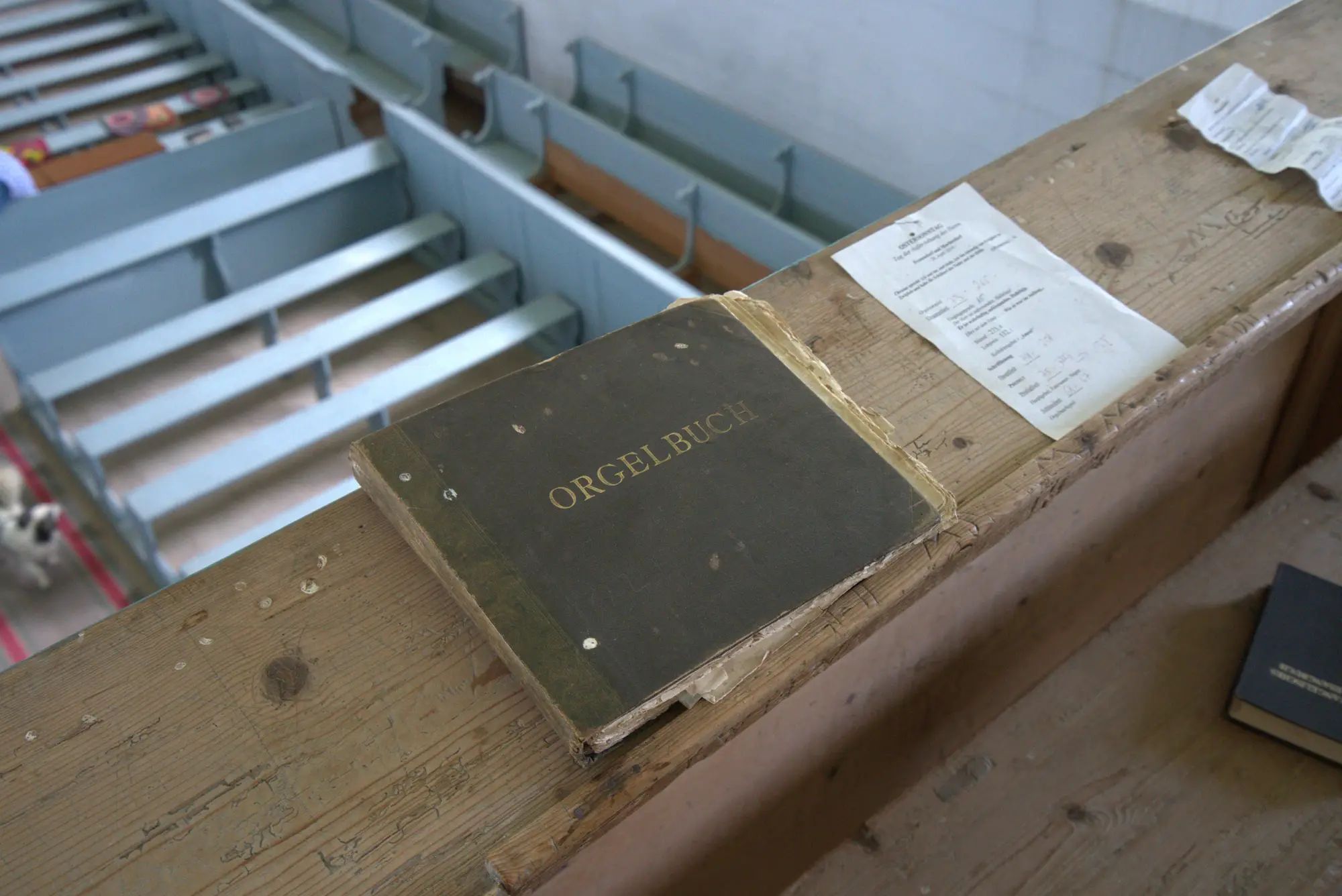 Auf der Empore liegt das Orgelbuch. Aufgeschlagen hat es keiner.
