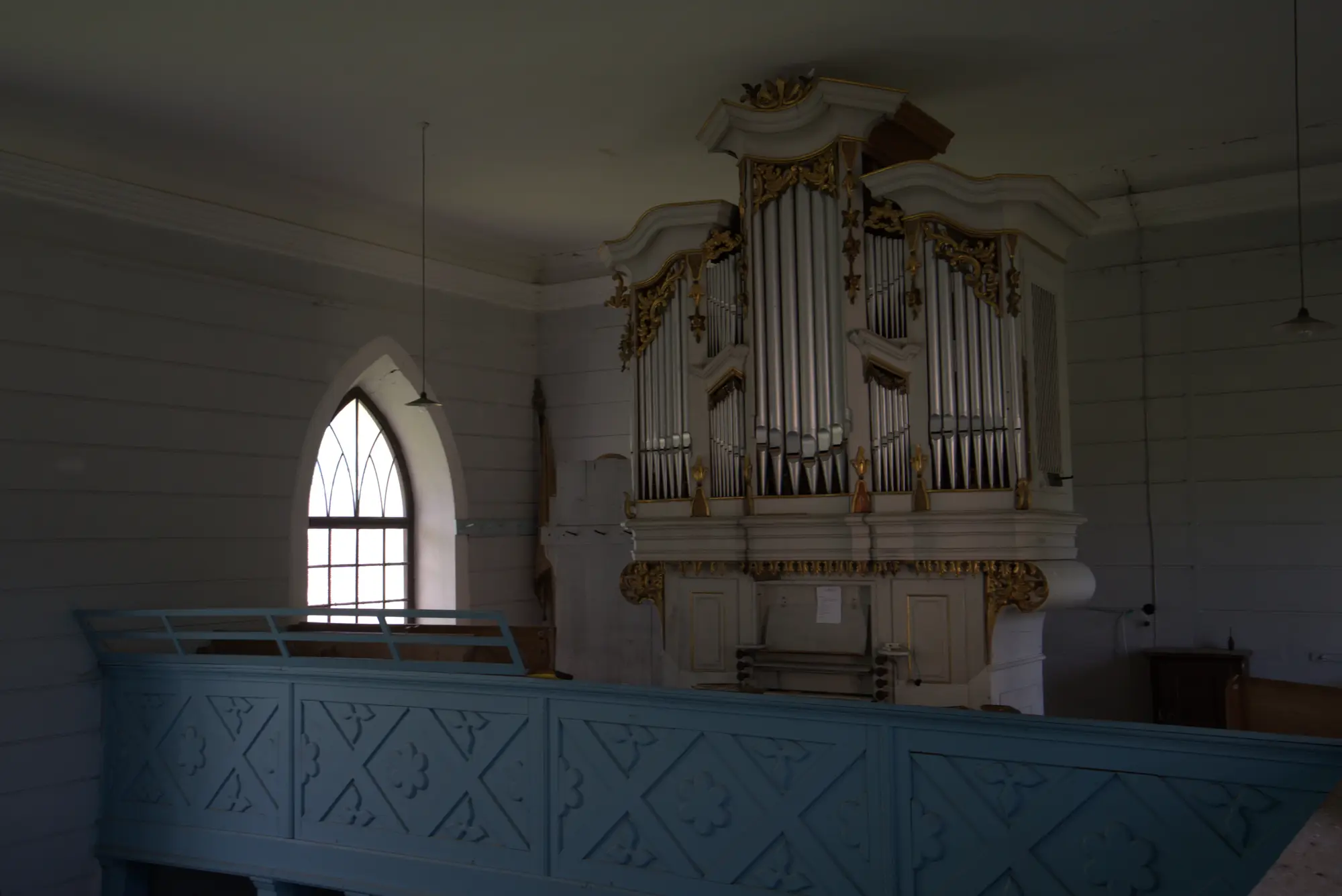 Die Orgel darüber. Blau gestrichen, wie alles hier.