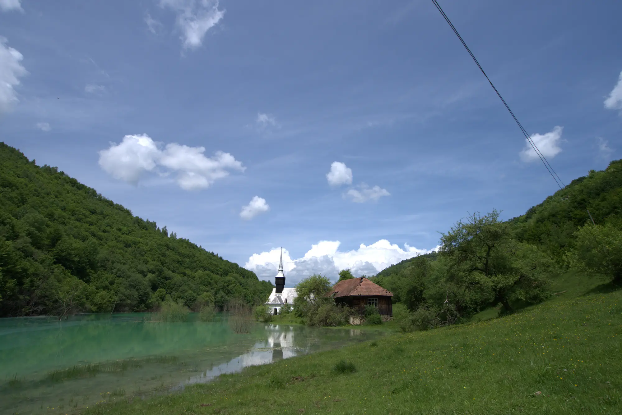 Ein Tal unter Wasser. Der Turm steht noch heraus.