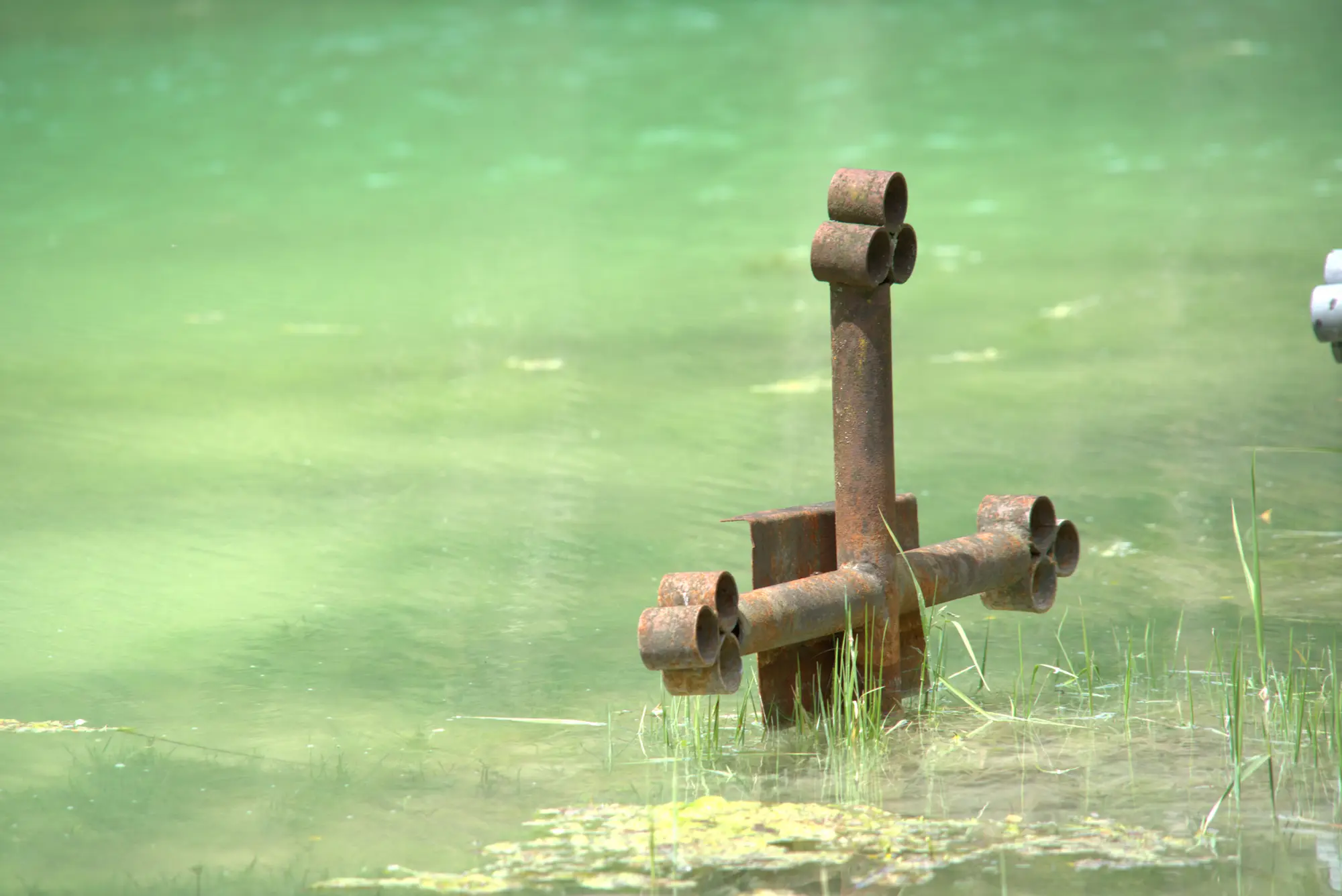 Und dieses steht schief. Rost bis zum Wasserspiegel.