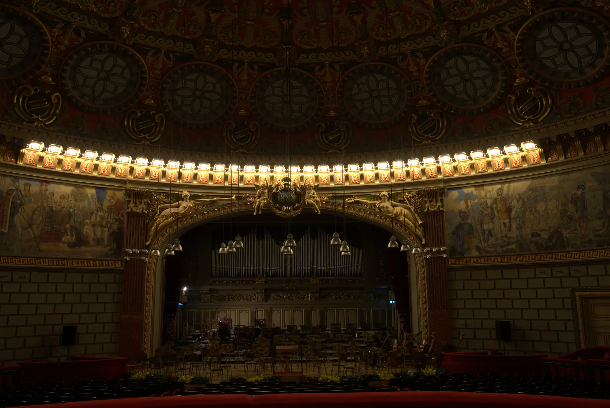 Die Orgel über der Bühne. Der Kranz aus Lampen brennt.