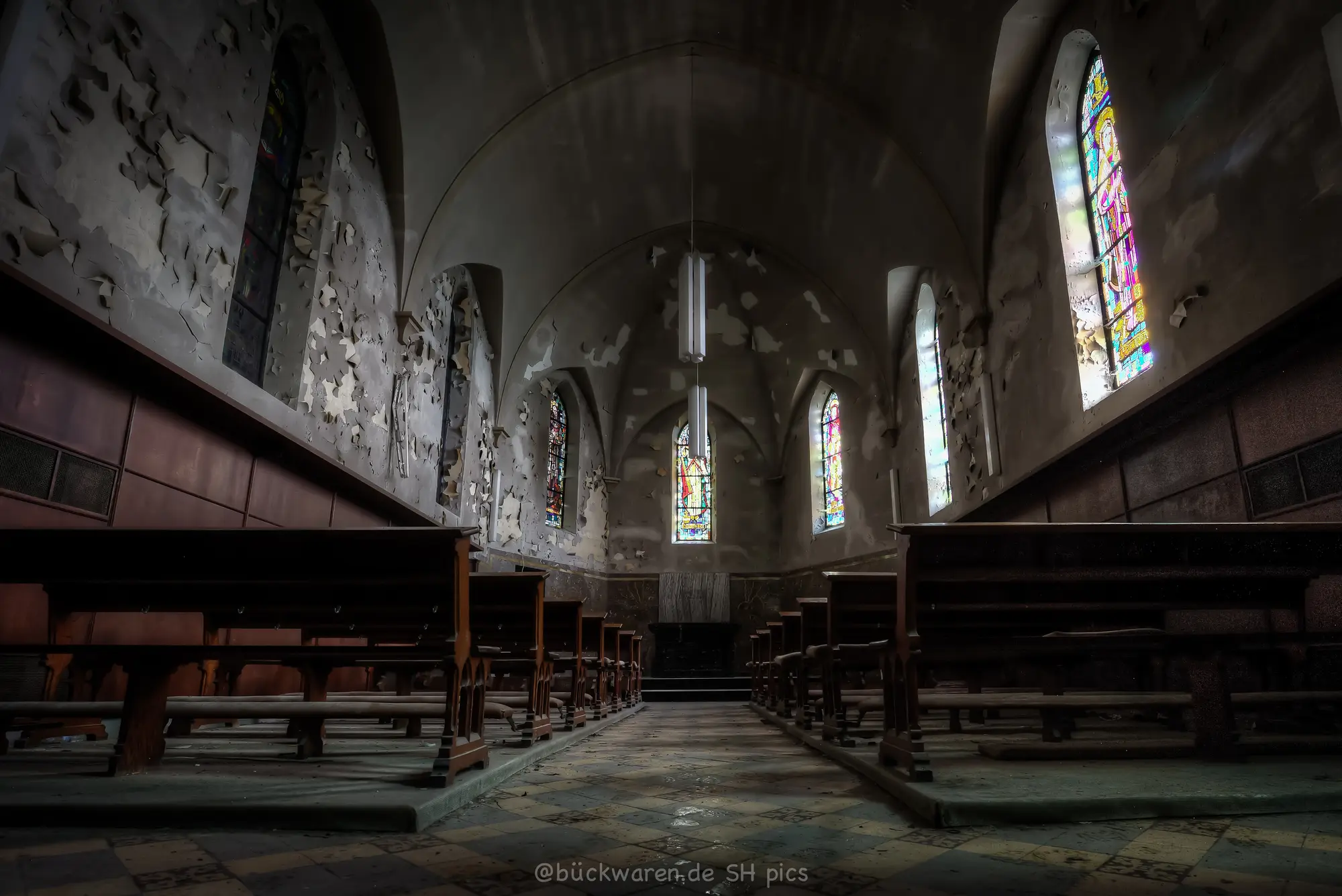 Die Kapelle. Die Farbe fällt, die Fenster nicht.