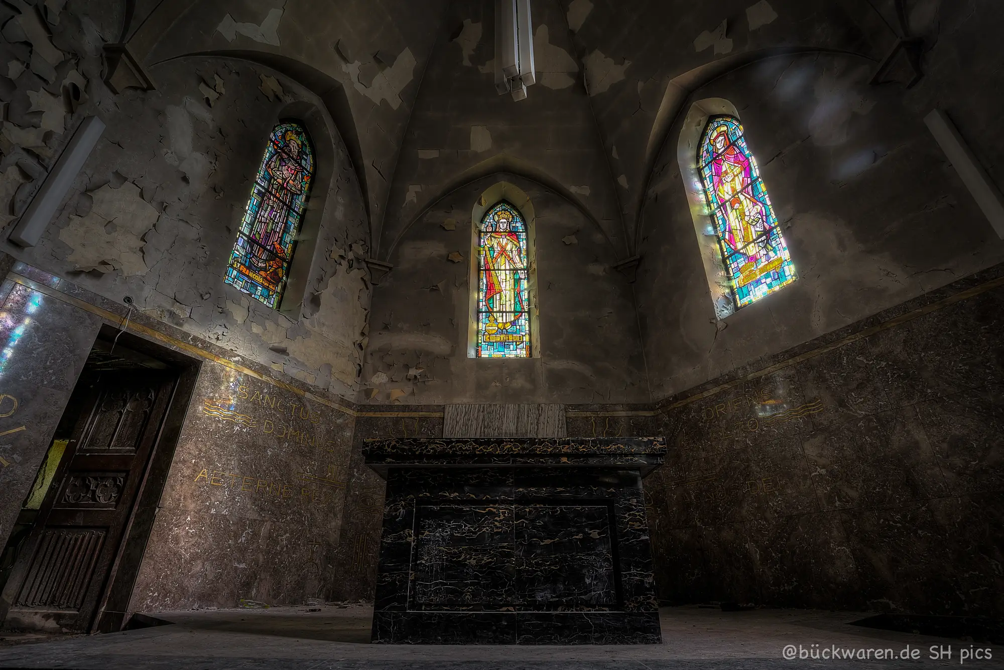 Drei Fenster, ein Altar, kein Dienst.