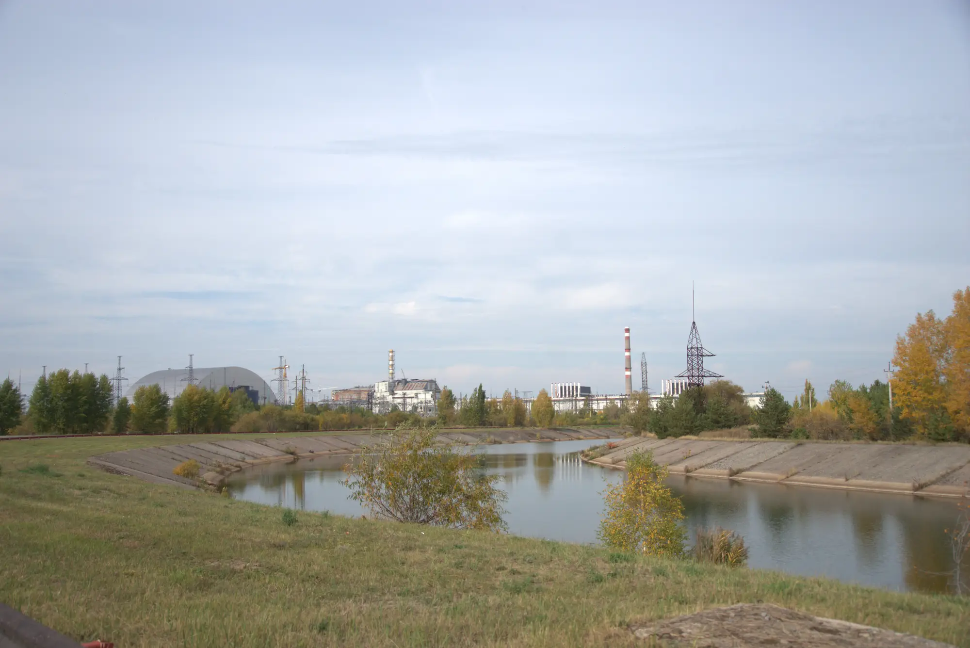 Der Block vom anderen Ufer. Rechts der neue Bogen.