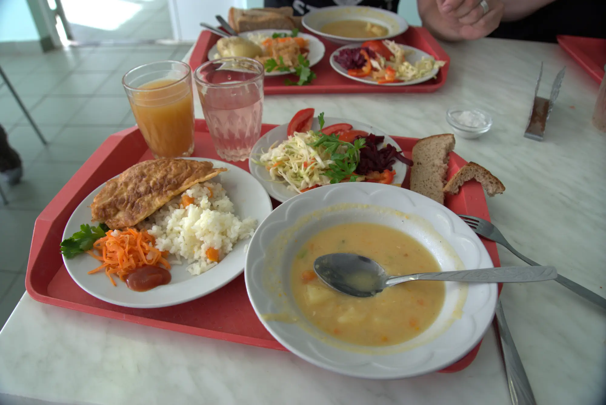 Mittag in der Kantine. Suppe, Brot, Kohlsalat.