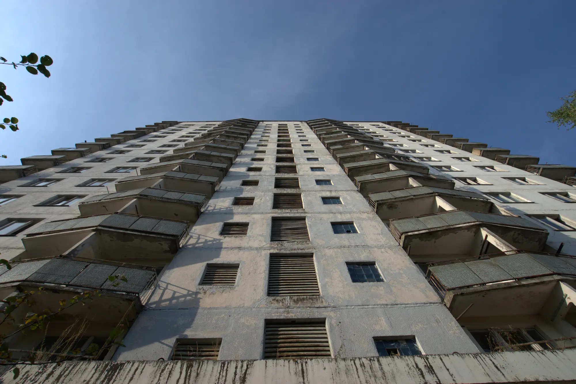 Balkone, Etage für Etage. Auf keinem steht etwas.