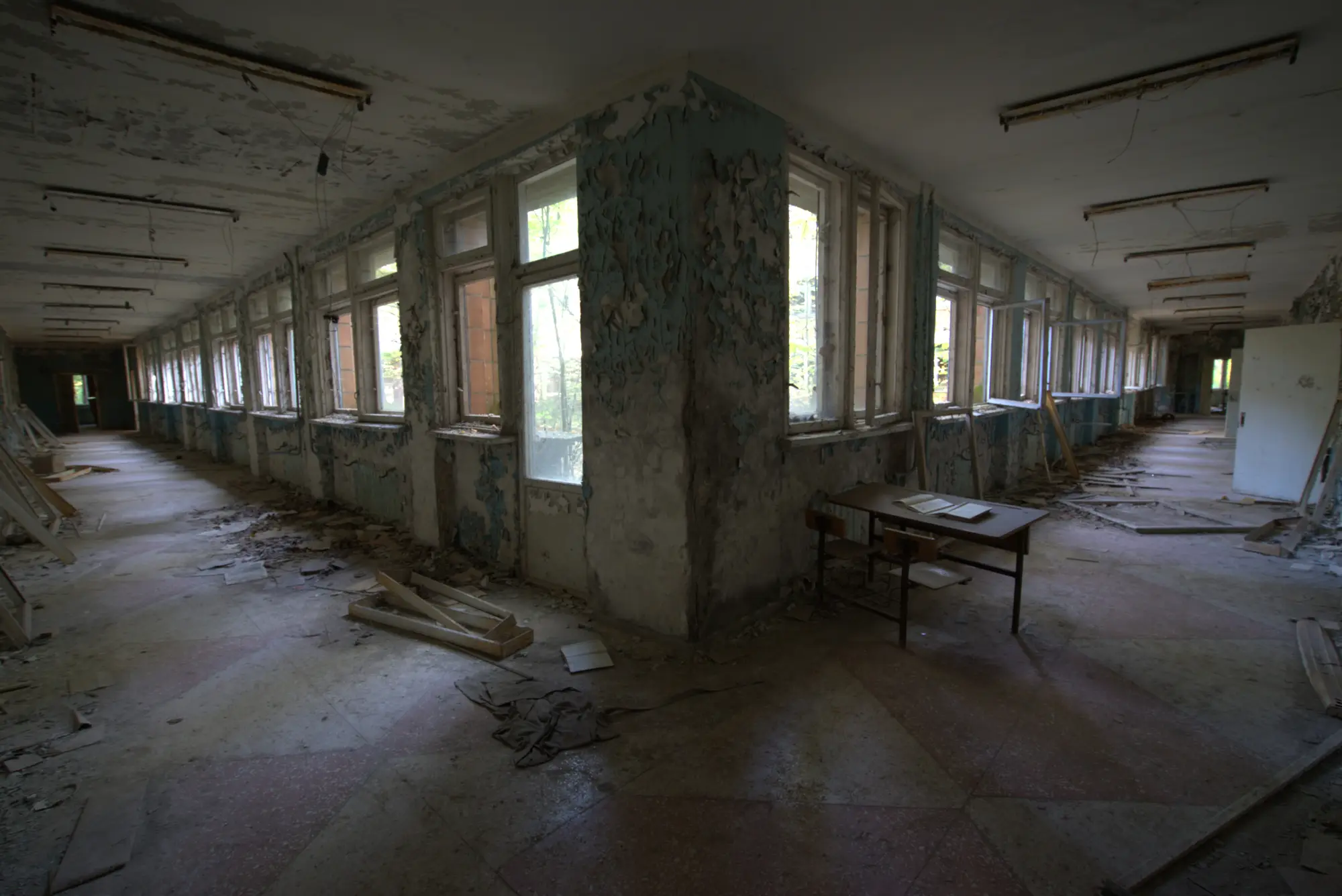 Der Gang in der Schule. Ein Tisch steht noch.