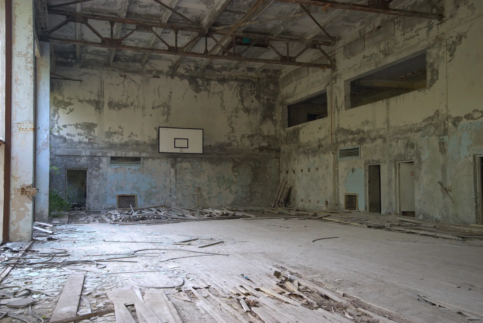Die Turnhalle. Der Boden ist heraus, der Korb hängt.
