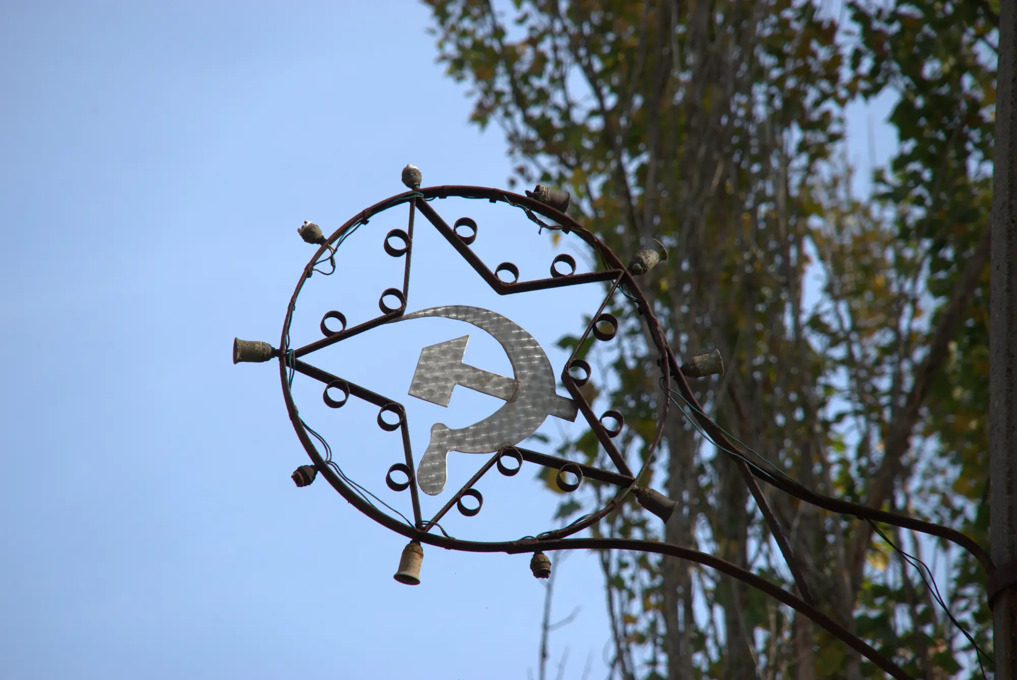 Hammer und Sichel als Laternenschmuck.