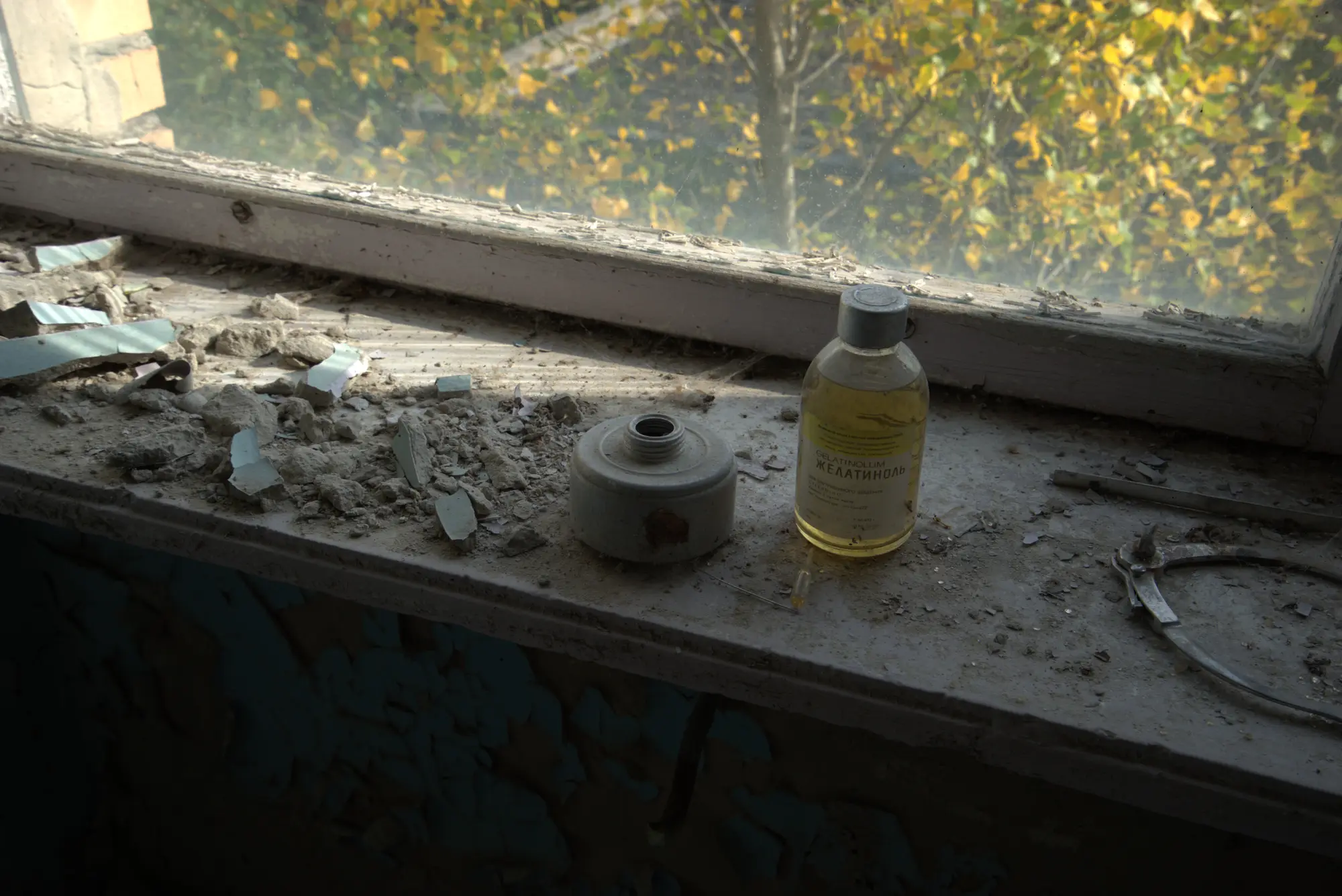 Auf der Fensterbank: eine Flasche, ein Filter.