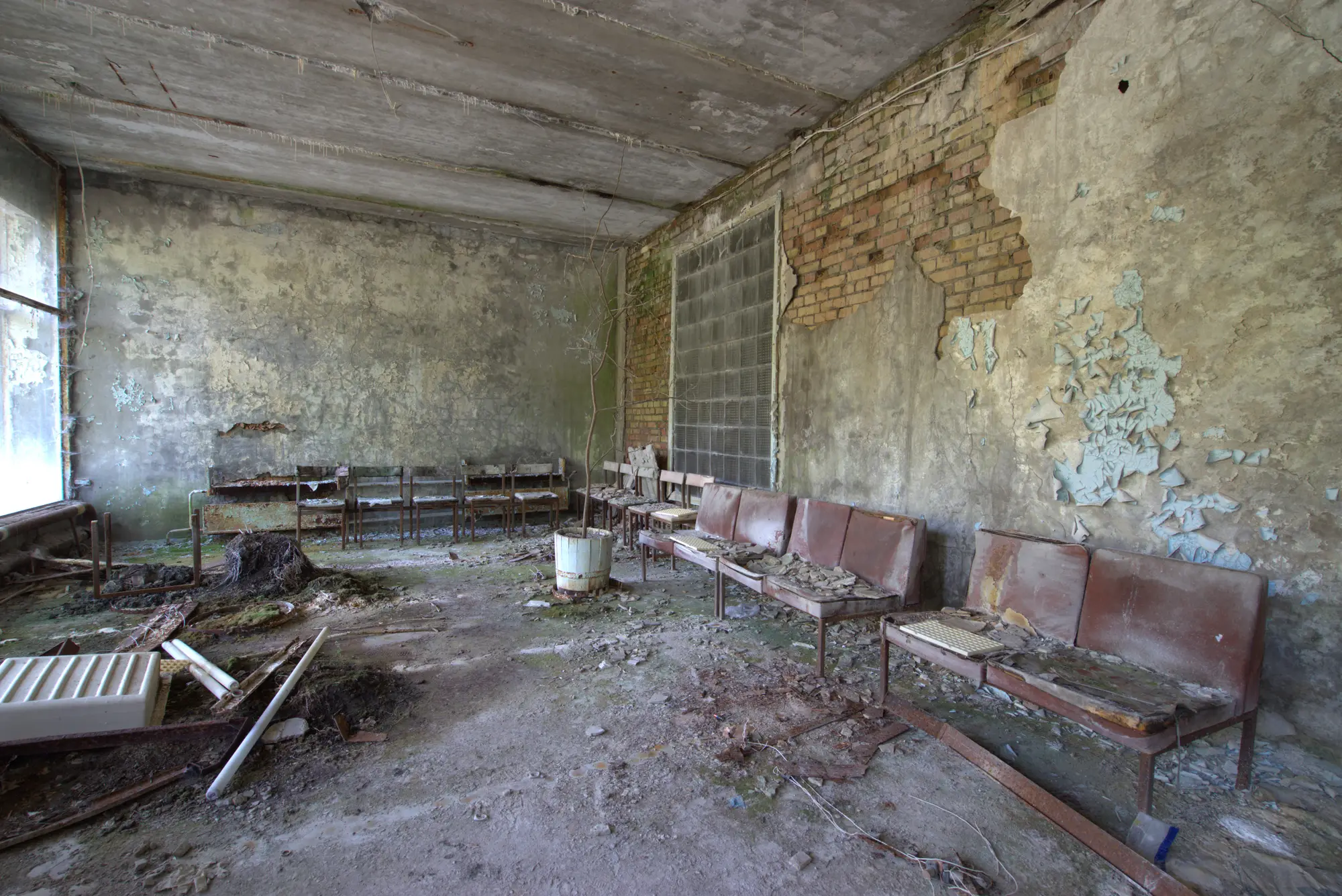 Das Wartezimmer. Die Stühle stehen noch in Reihe.