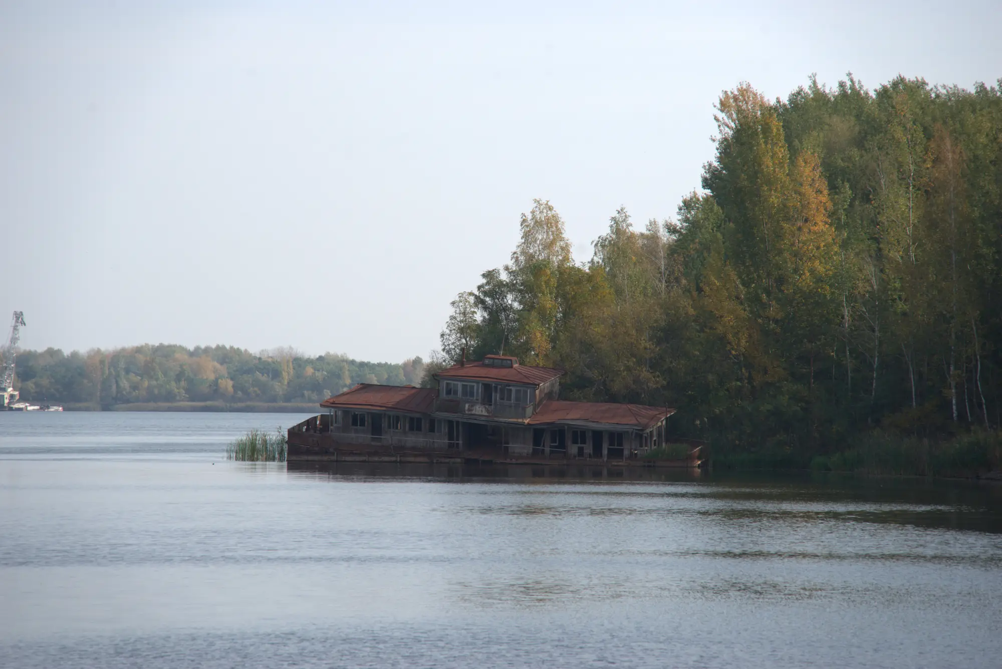 Am Ufer. Ein Café, sagt man.