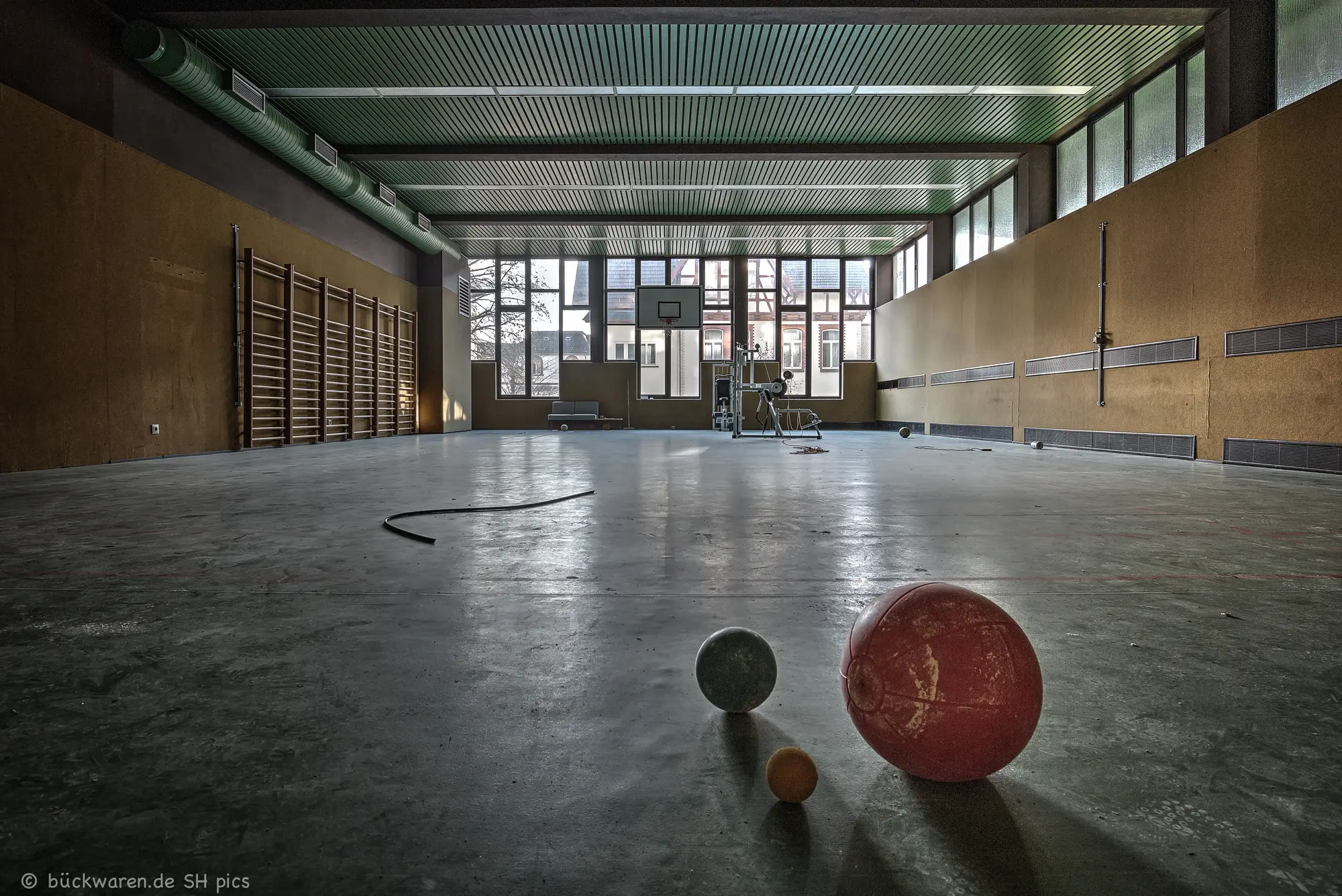 Die Gymnastikhalle. Drei Bälle blieben im Spiel.