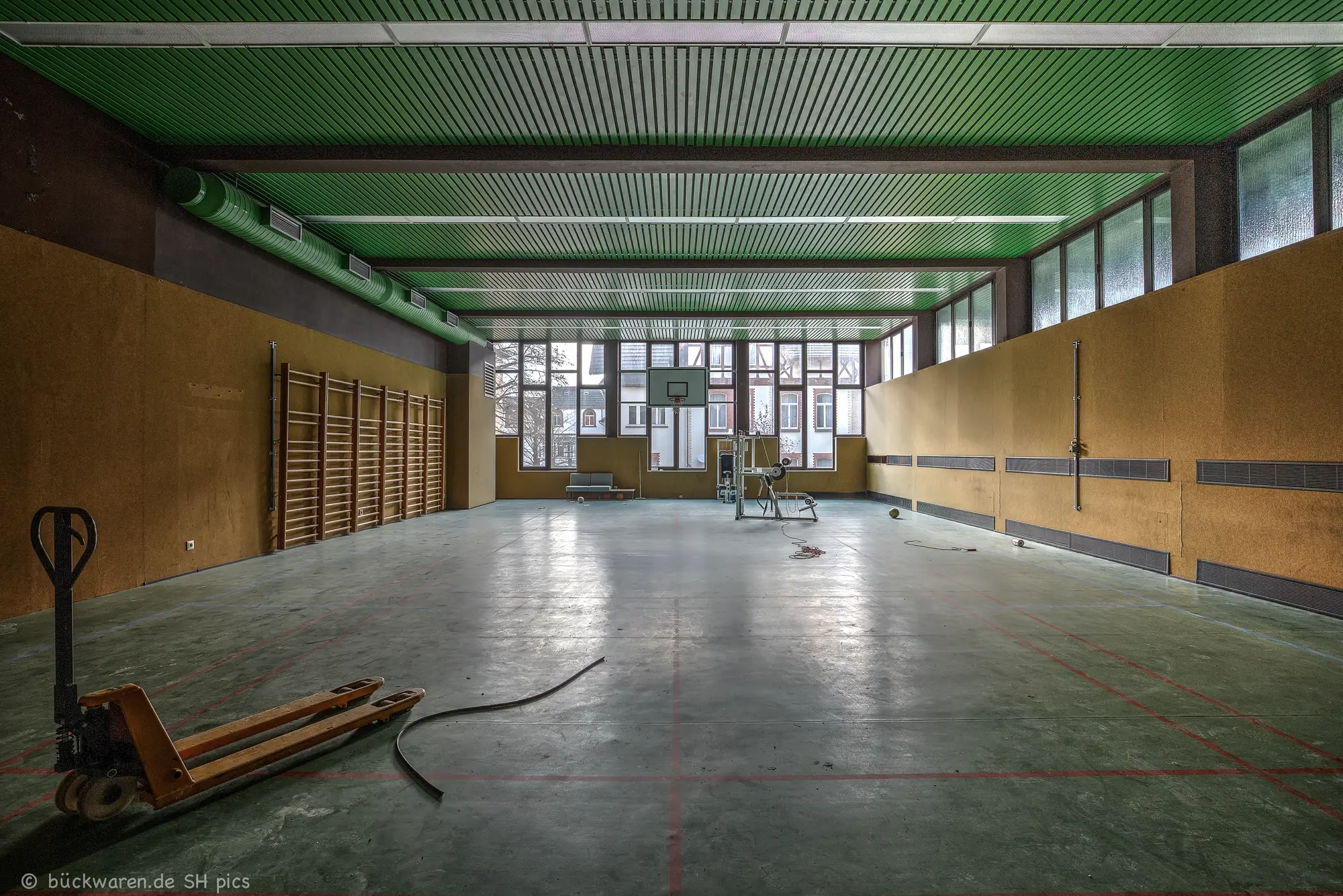 Dieselbe Halle. Der Hubwagen macht kein Sportprogramm.