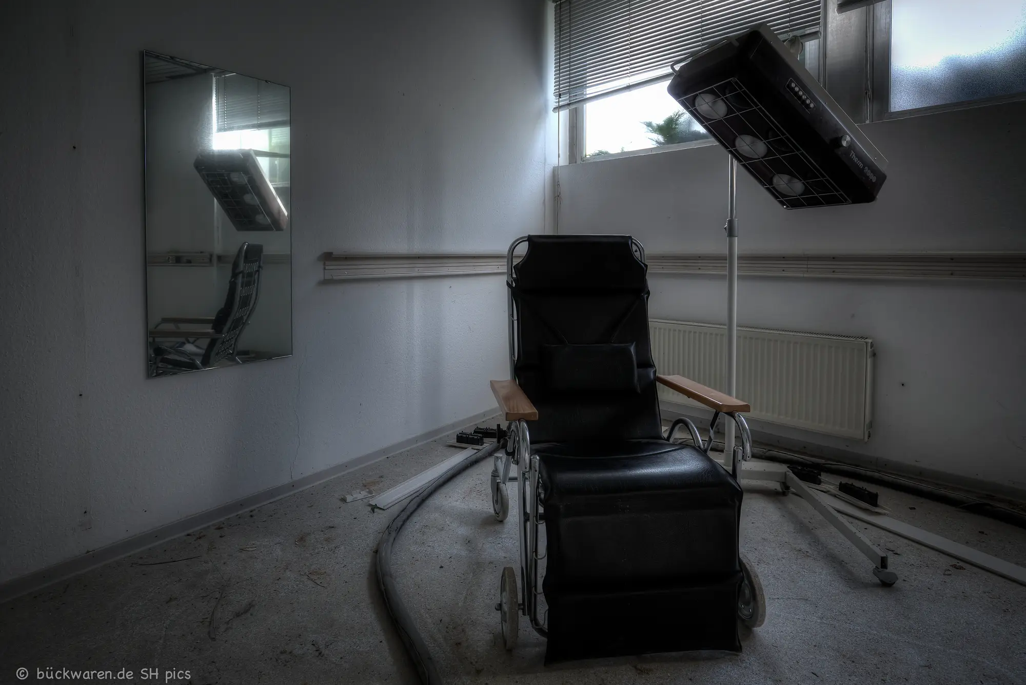 Behandlungsraum. Die Lampe wärmt niemanden mehr.