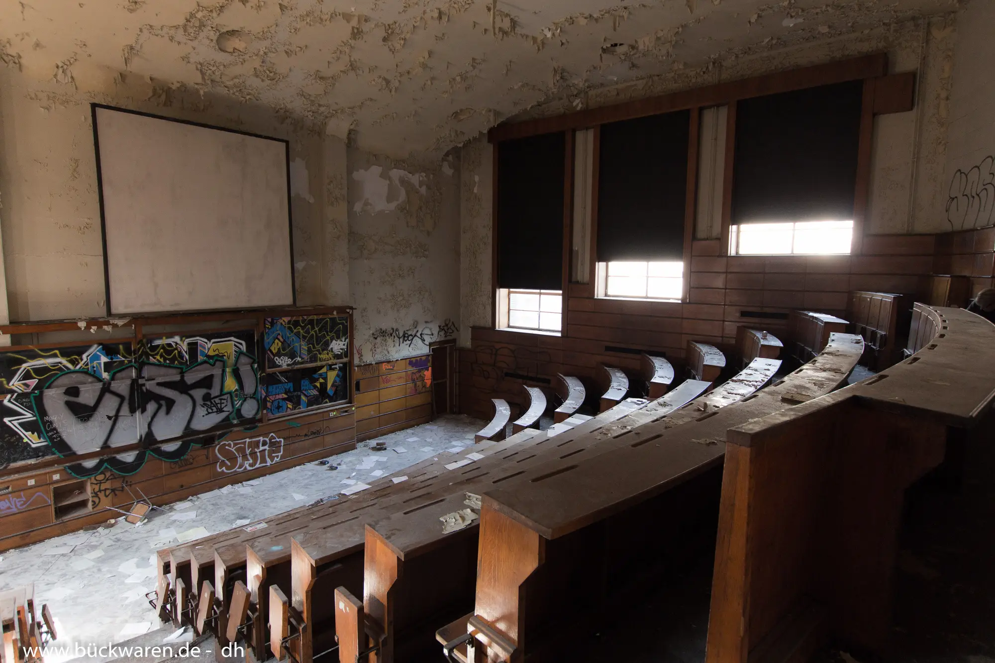Der Hörsaal, halbrund. Die Bänke bleiben eng.