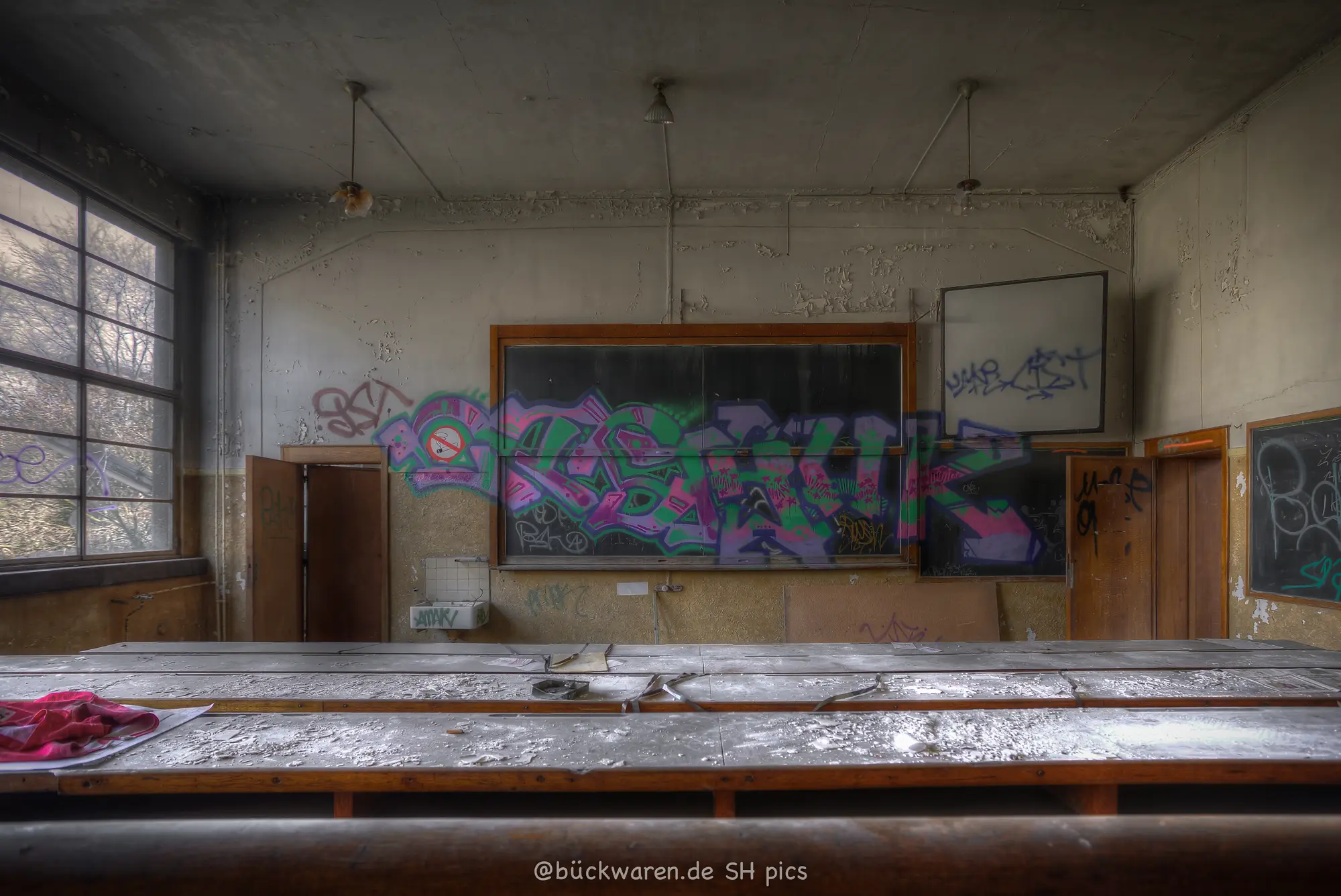 Klassenzimmer mit Tafel. Übermalt.