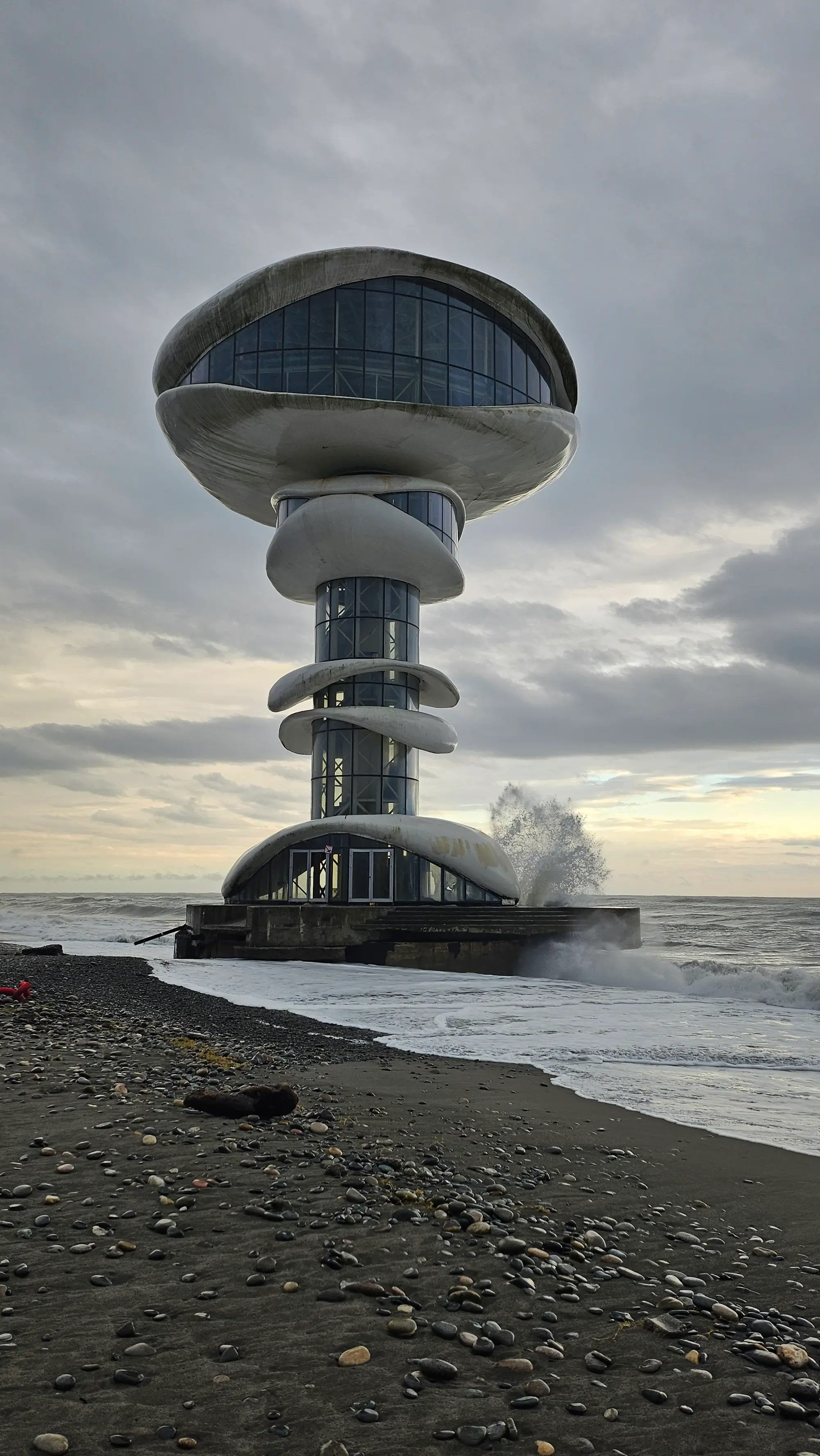 Am Strand. Die Brandung steht inzwischen im Erdgeschoss.