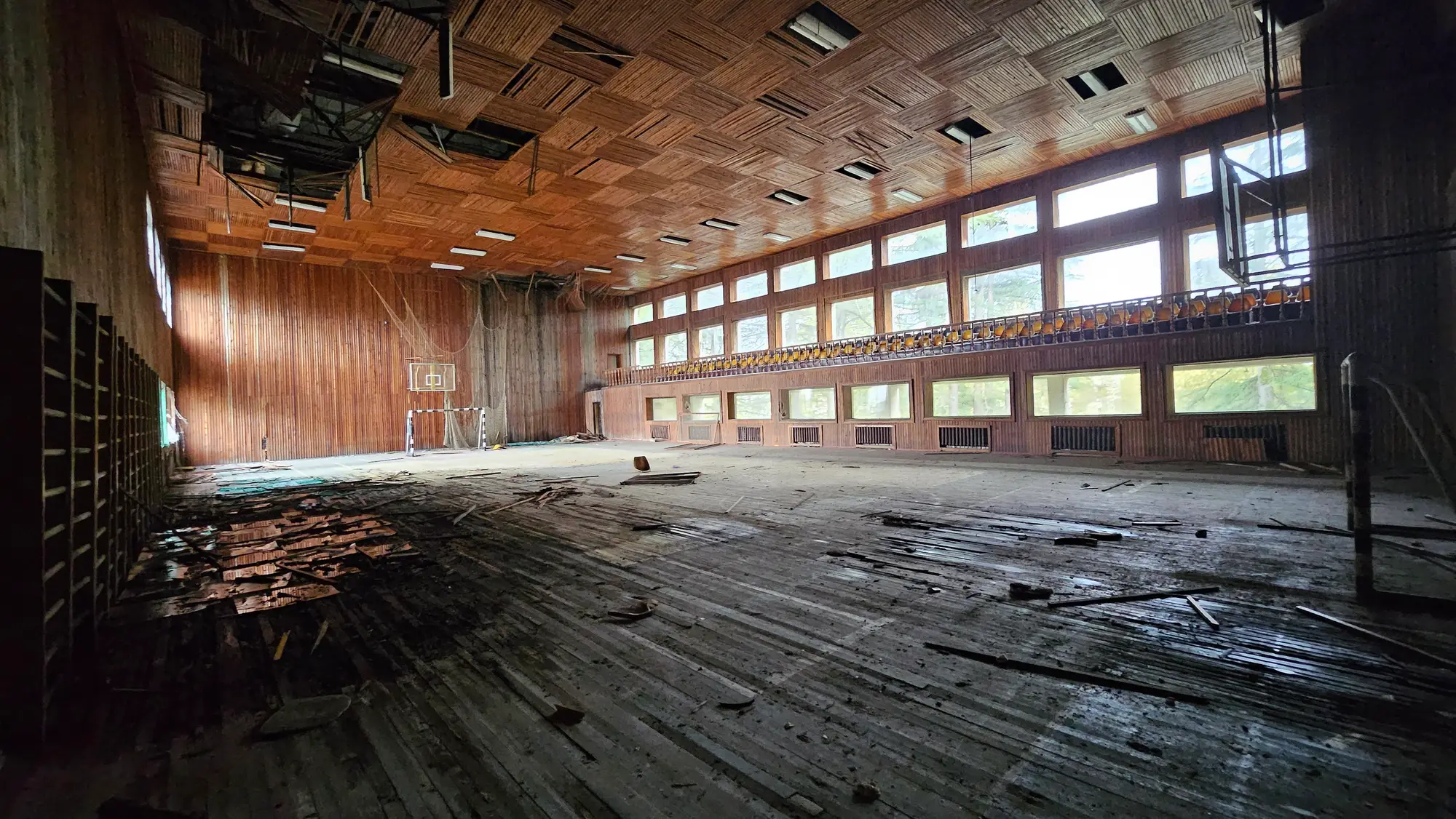 Turnhalle. Das Parkett hat sich selbstständig gemacht.