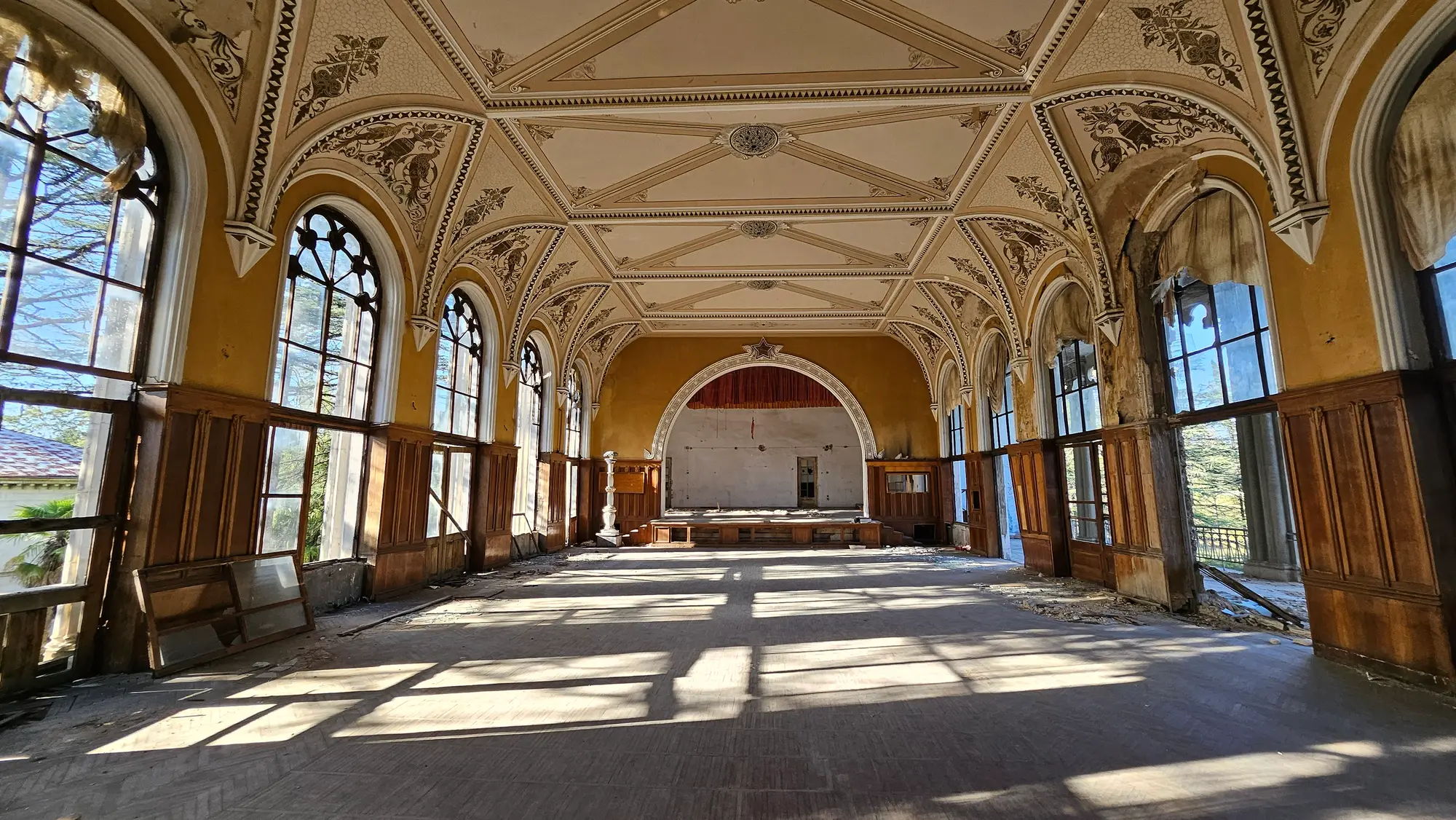 Festsaal mit Bühne. Die Bestuhlung fehlt, der Rest steht.