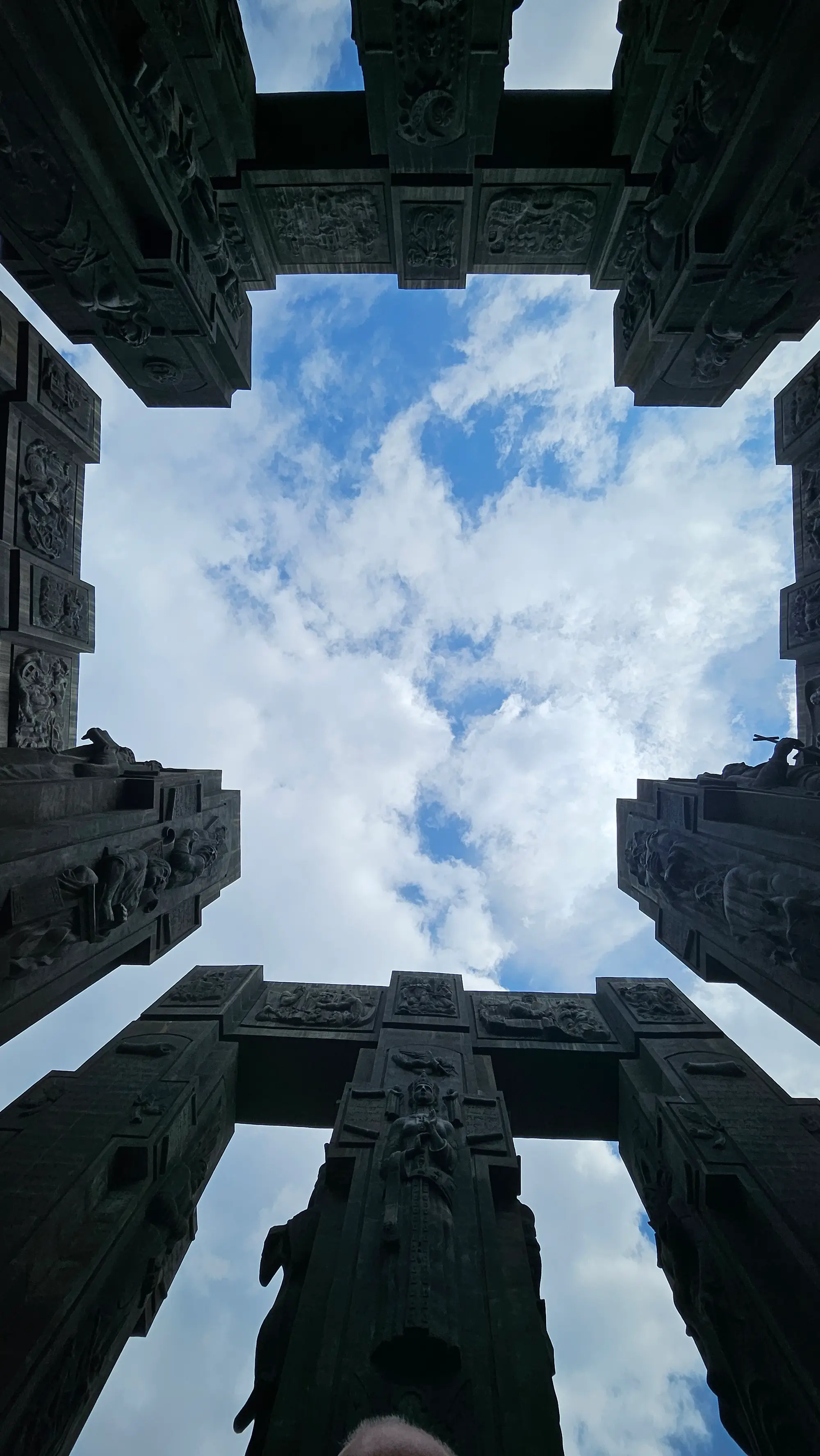 Nach oben geschaut. Vier Pfeiler, ein Stück Himmel.