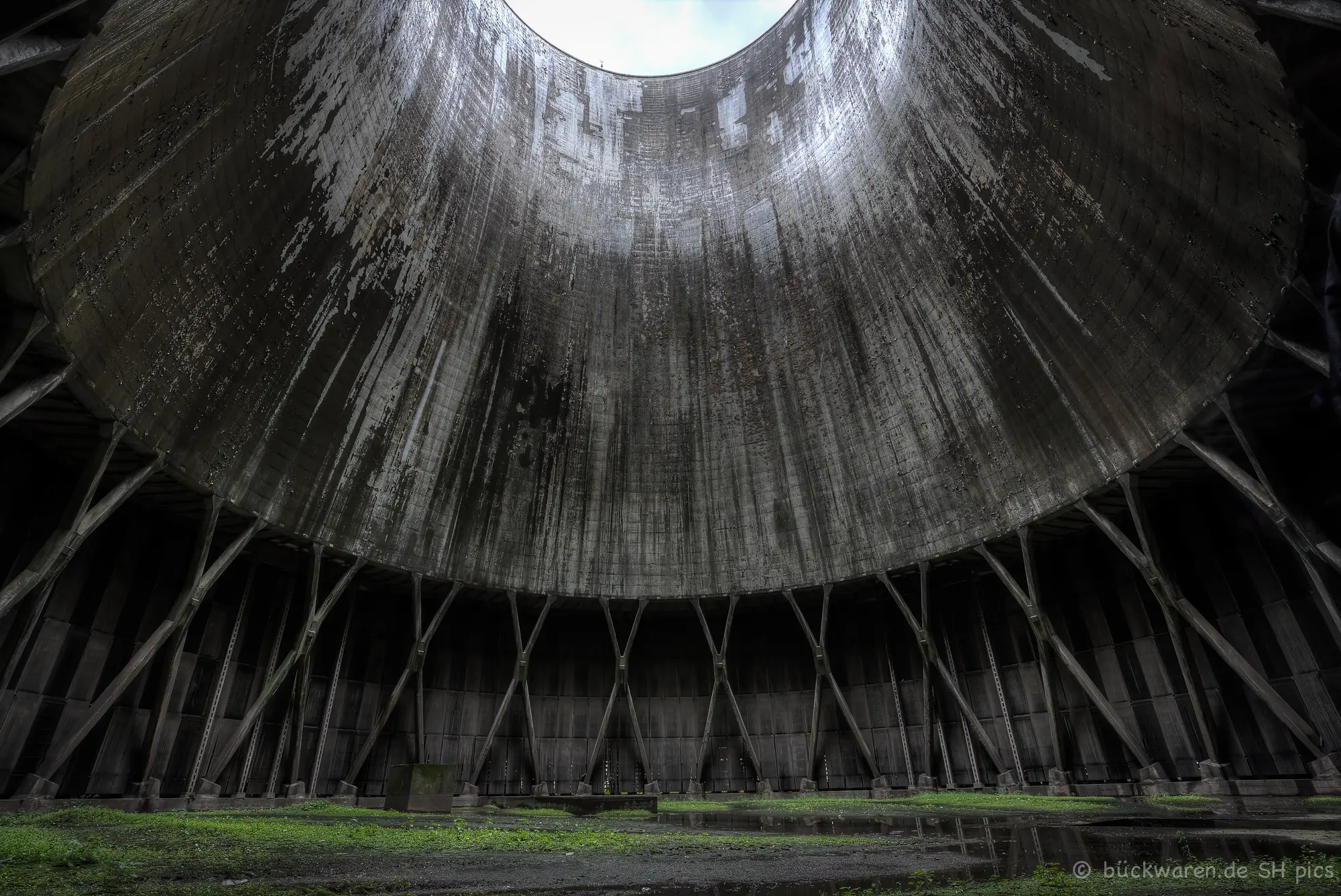 Der Kühlturm von innen. Unten wächst schon Wiese.